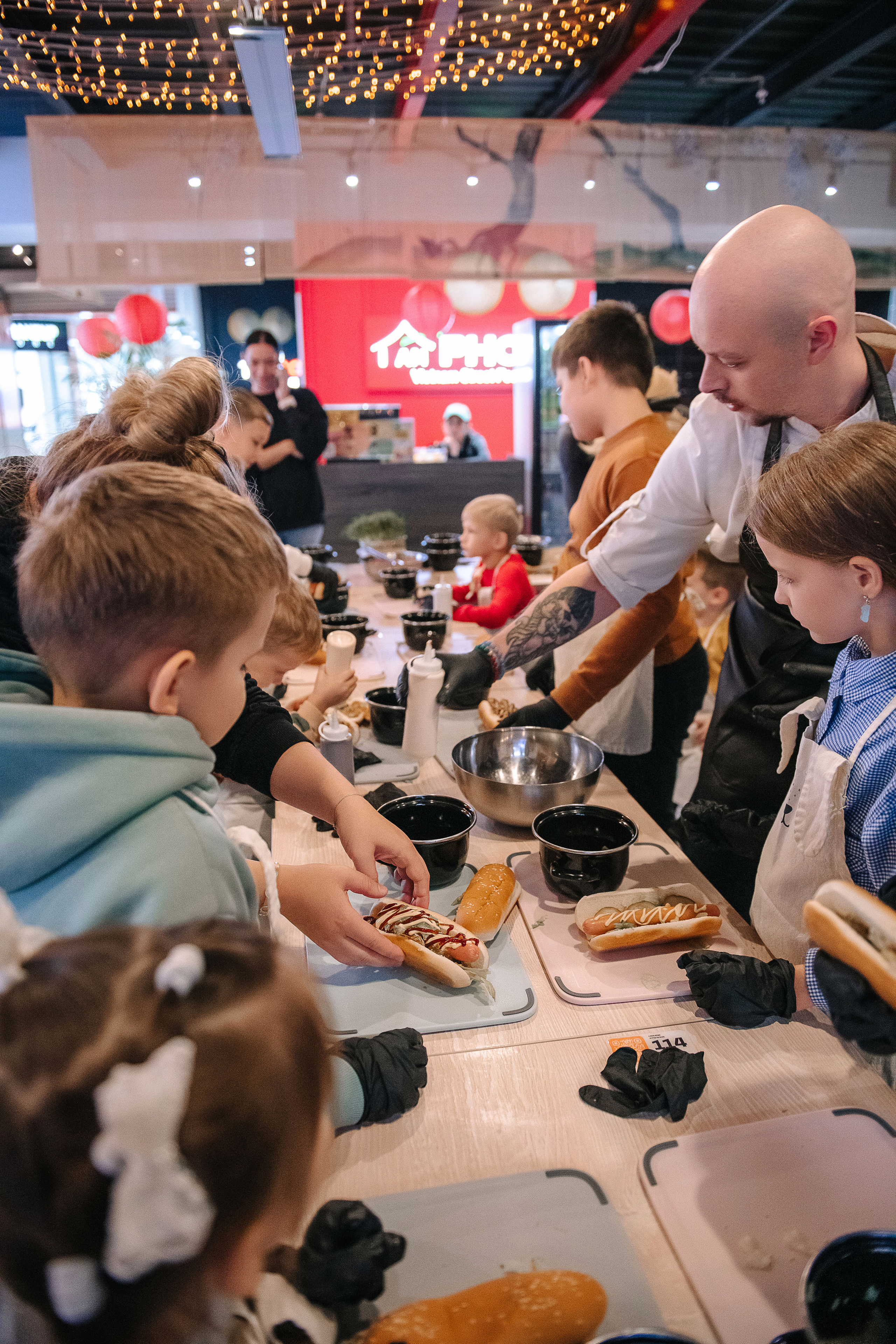 Гастродвор. Детский мастер-класс по приготовлению хот-догов🌭. Фотограф Валерия Голубева (Миронова)