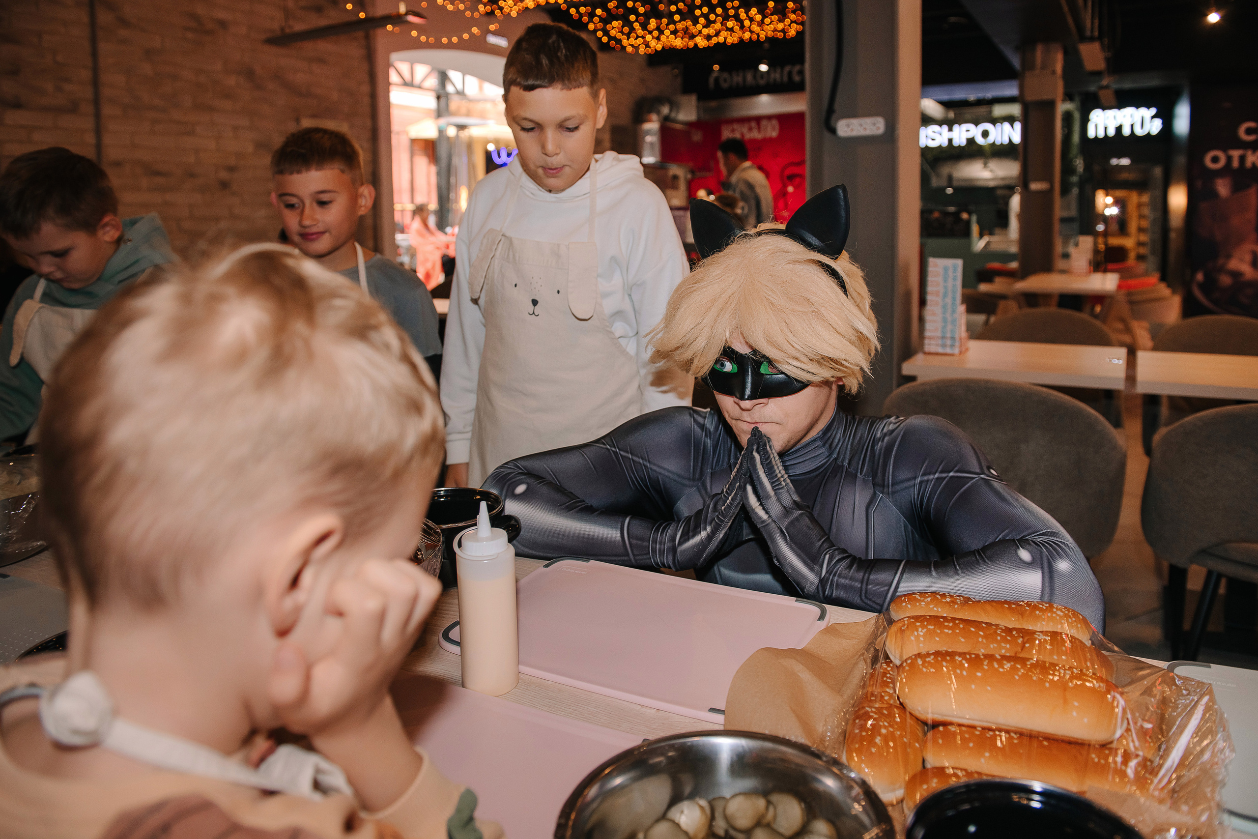 Гастродвор. Детский мастер-класс по приготовлению хот-догов🌭. Фотограф Валерия Голубева (Миронова)