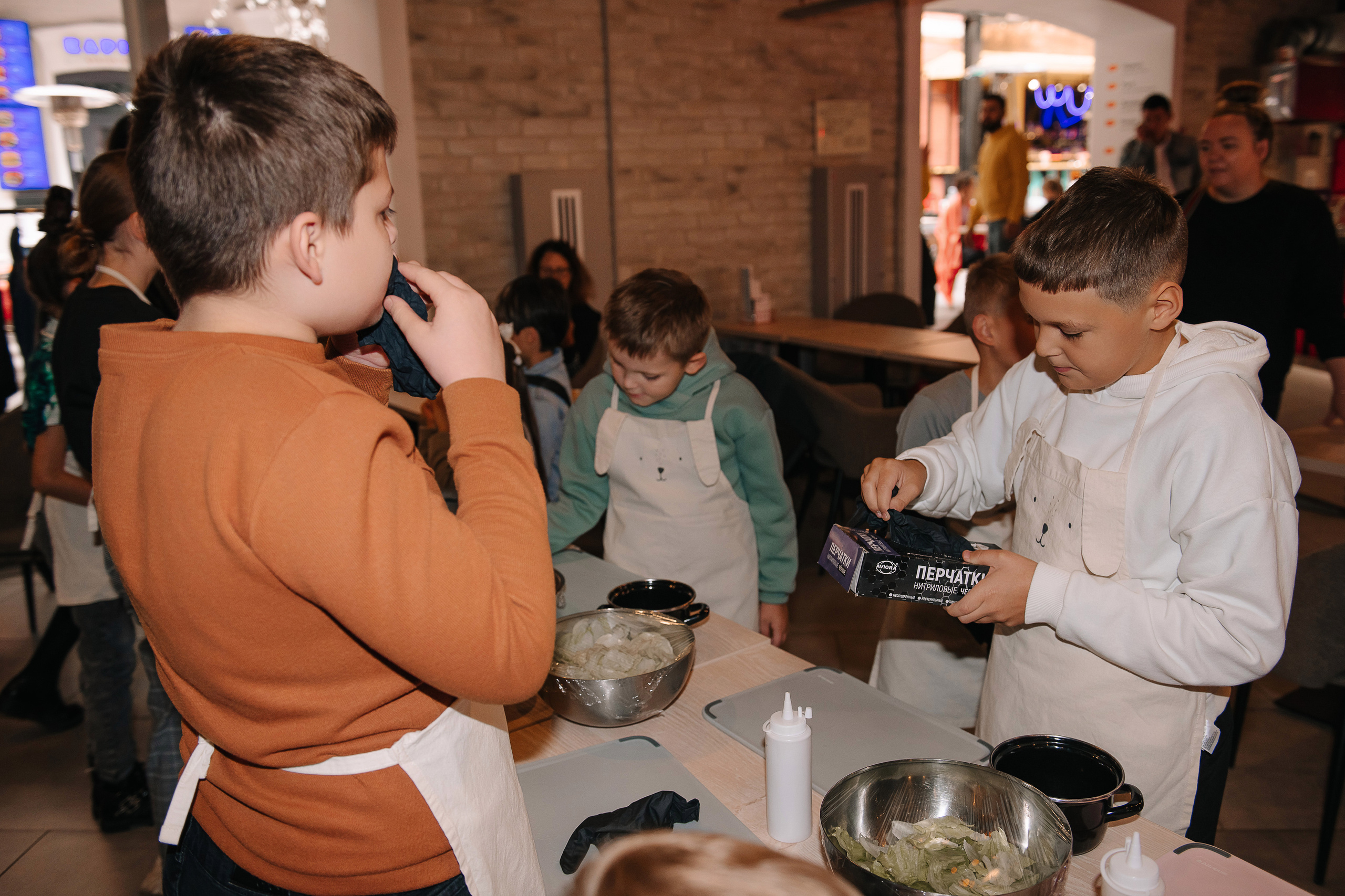 Гастродвор. Детский мастер-класс по приготовлению хот-догов🌭. Фотограф Валерия Голубева (Миронова)