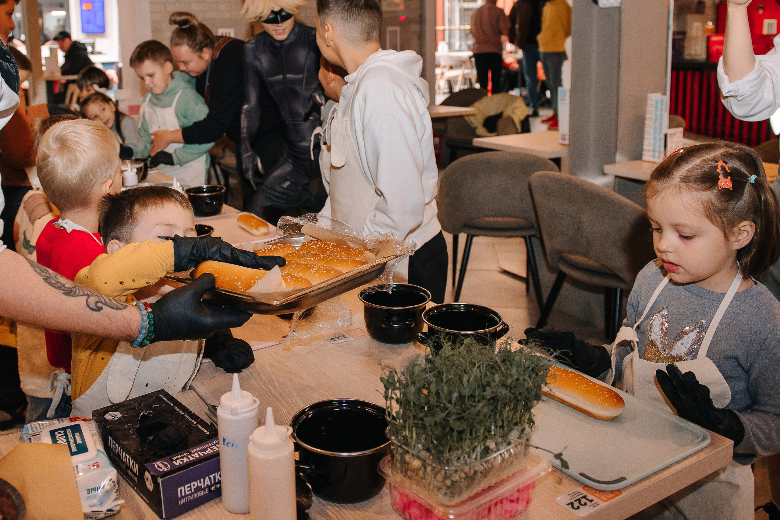 Гастродвор. Детский мастер-класс по приготовлению хот-догов🌭. Фотограф Валерия Голубева (Миронова)