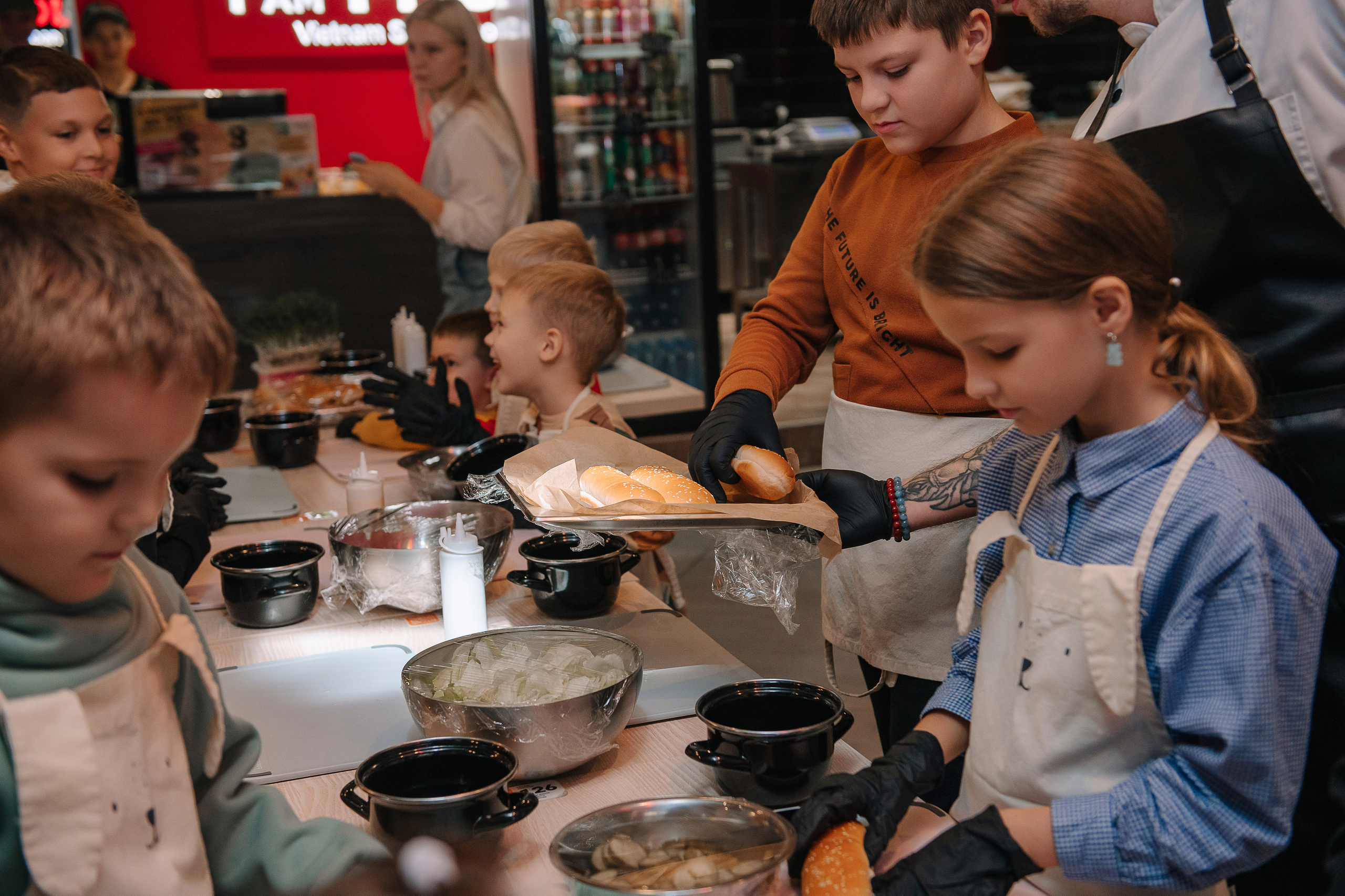 Гастродвор. Детский мастер-класс по приготовлению хот-догов🌭. Фотограф Валерия Голубева (Миронова)