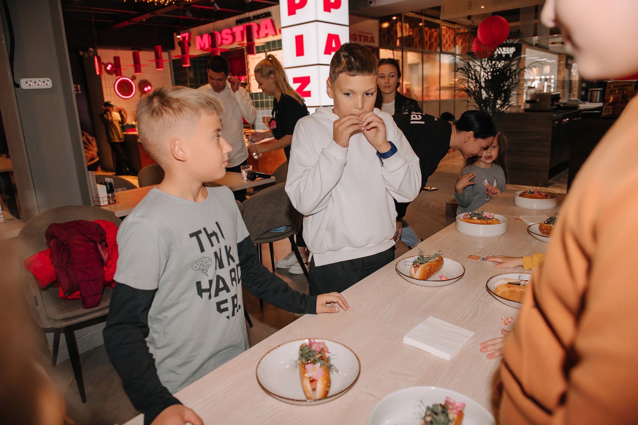 Гастродвор. Детский мастер-класс по приготовлению хот-догов🌭. Фотограф Валерия Голубева (Миронова)
