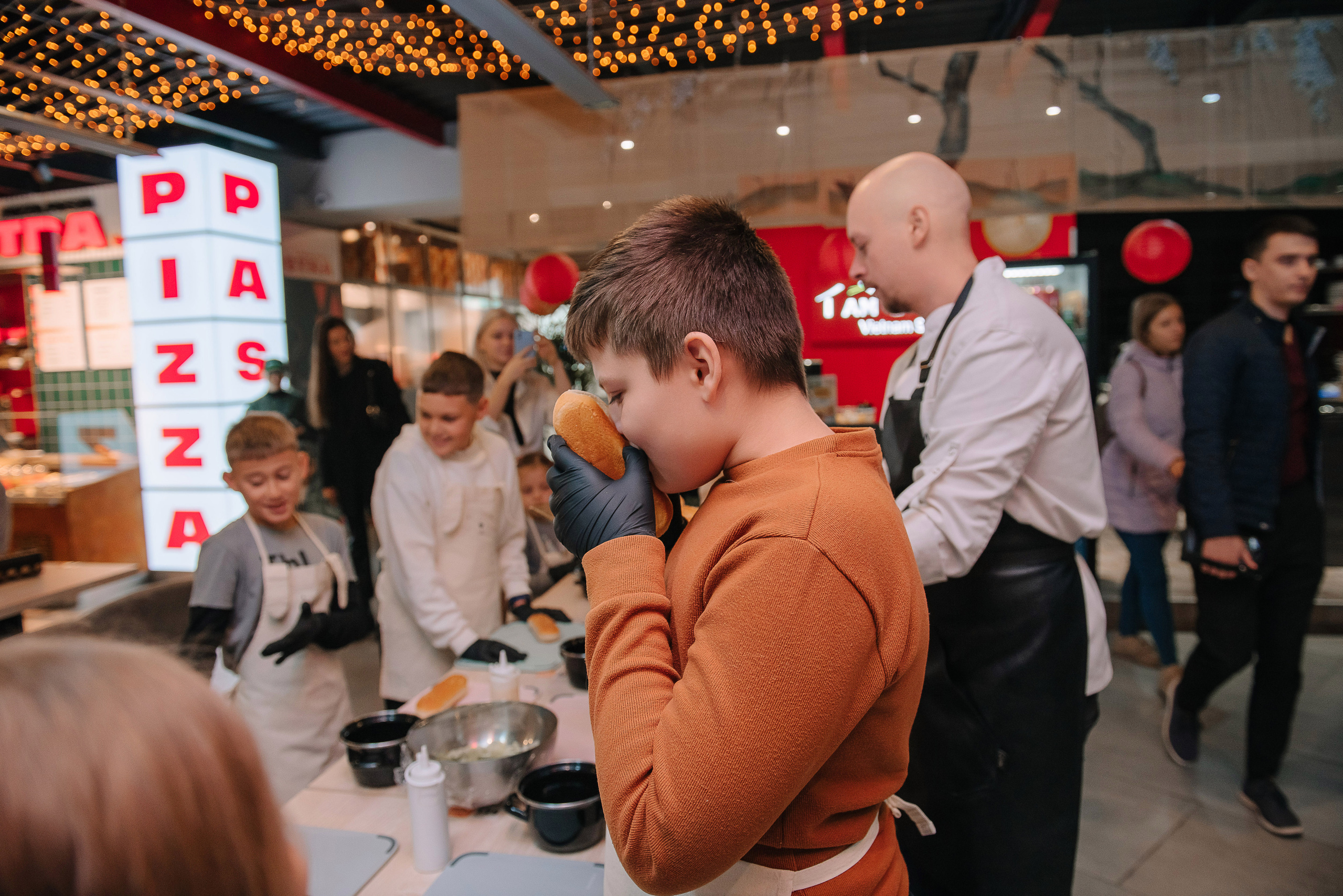 Гастродвор. Детский мастер-класс по приготовлению хот-догов🌭. Фотограф Валерия Голубева (Миронова)