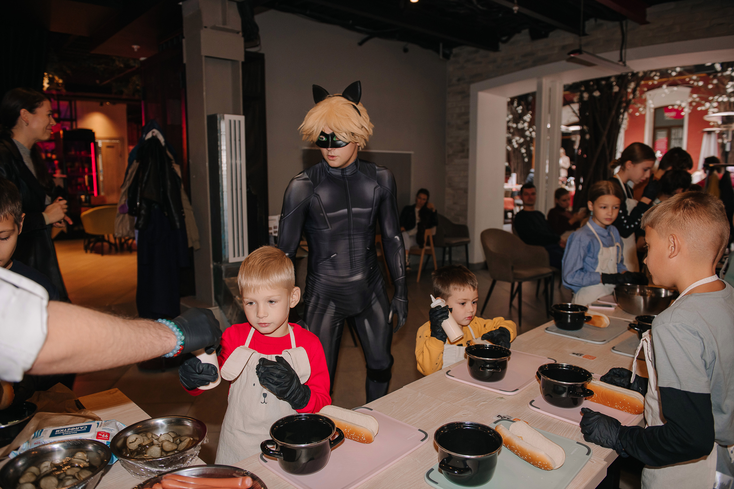 Гастродвор. Детский мастер-класс по приготовлению хот-догов🌭. Фотограф Валерия Голубева (Миронова)