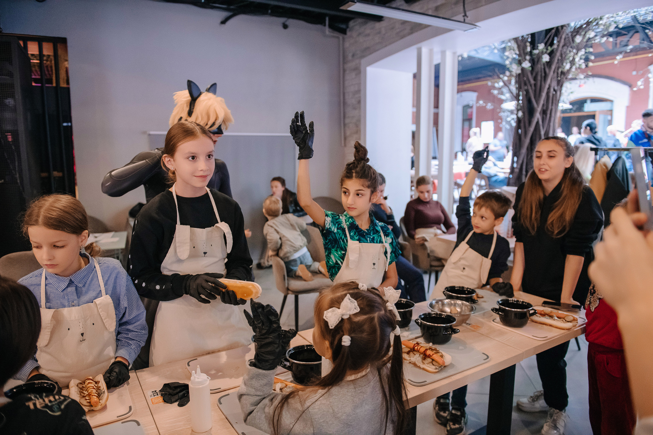 Гастродвор. Детский мастер-класс по приготовлению хот-догов🌭. Фотограф Валерия Голубева (Миронова)
