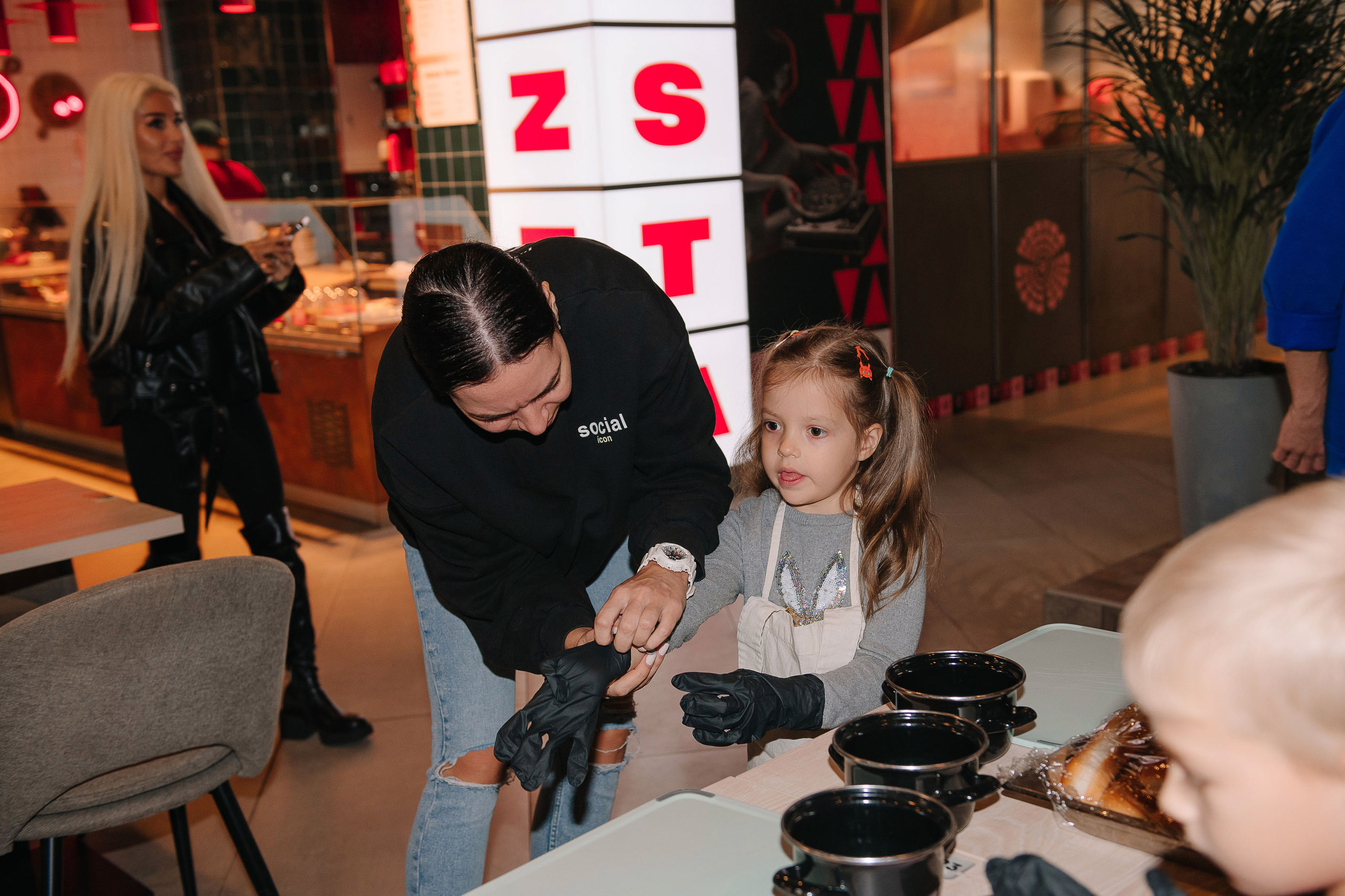 Гастродвор. Детский мастер-класс по приготовлению хот-догов🌭. Фотограф Валерия Голубева (Миронова)