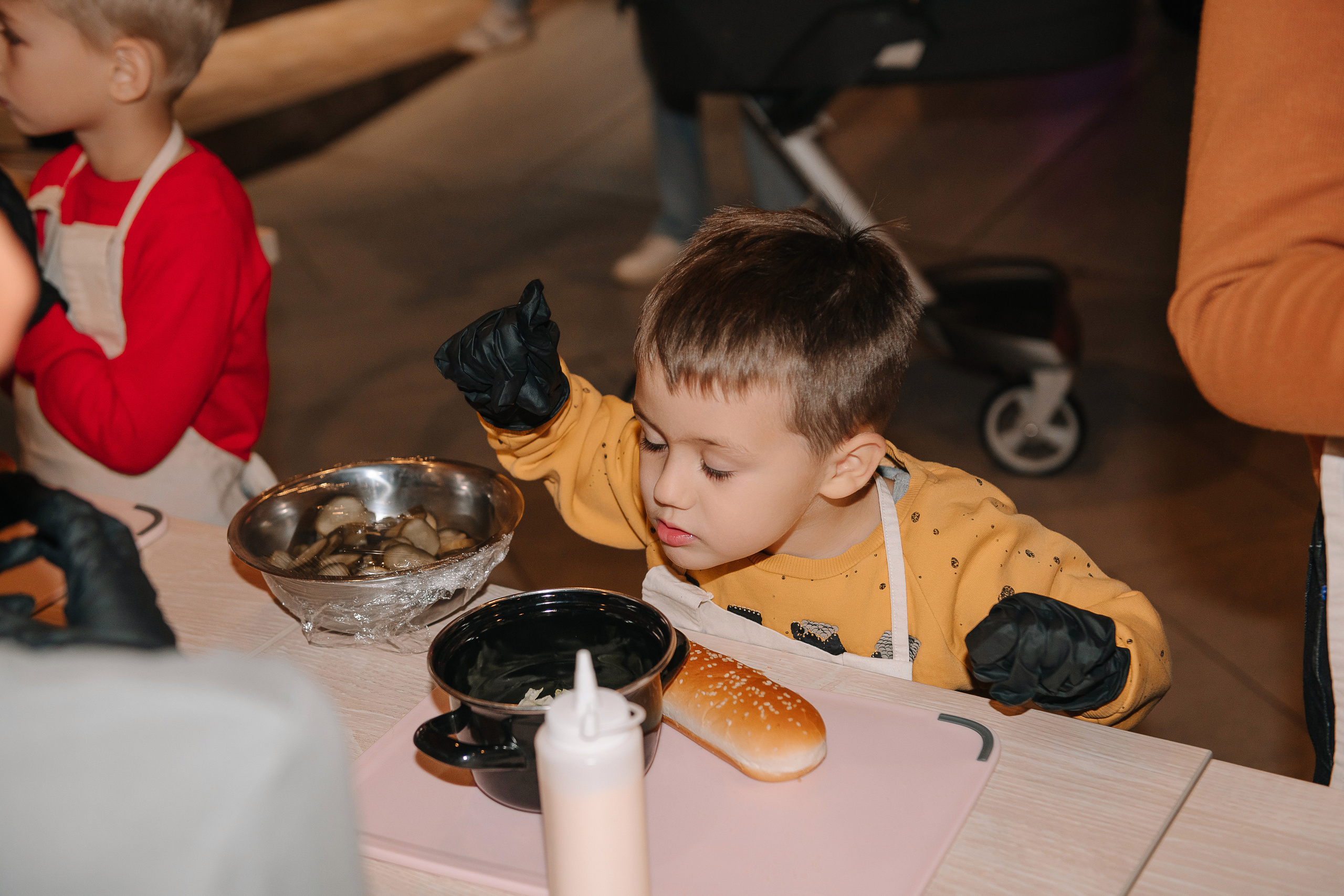 Гастродвор. Детский мастер-класс по приготовлению хот-догов🌭. Фотограф Валерия Голубева (Миронова)