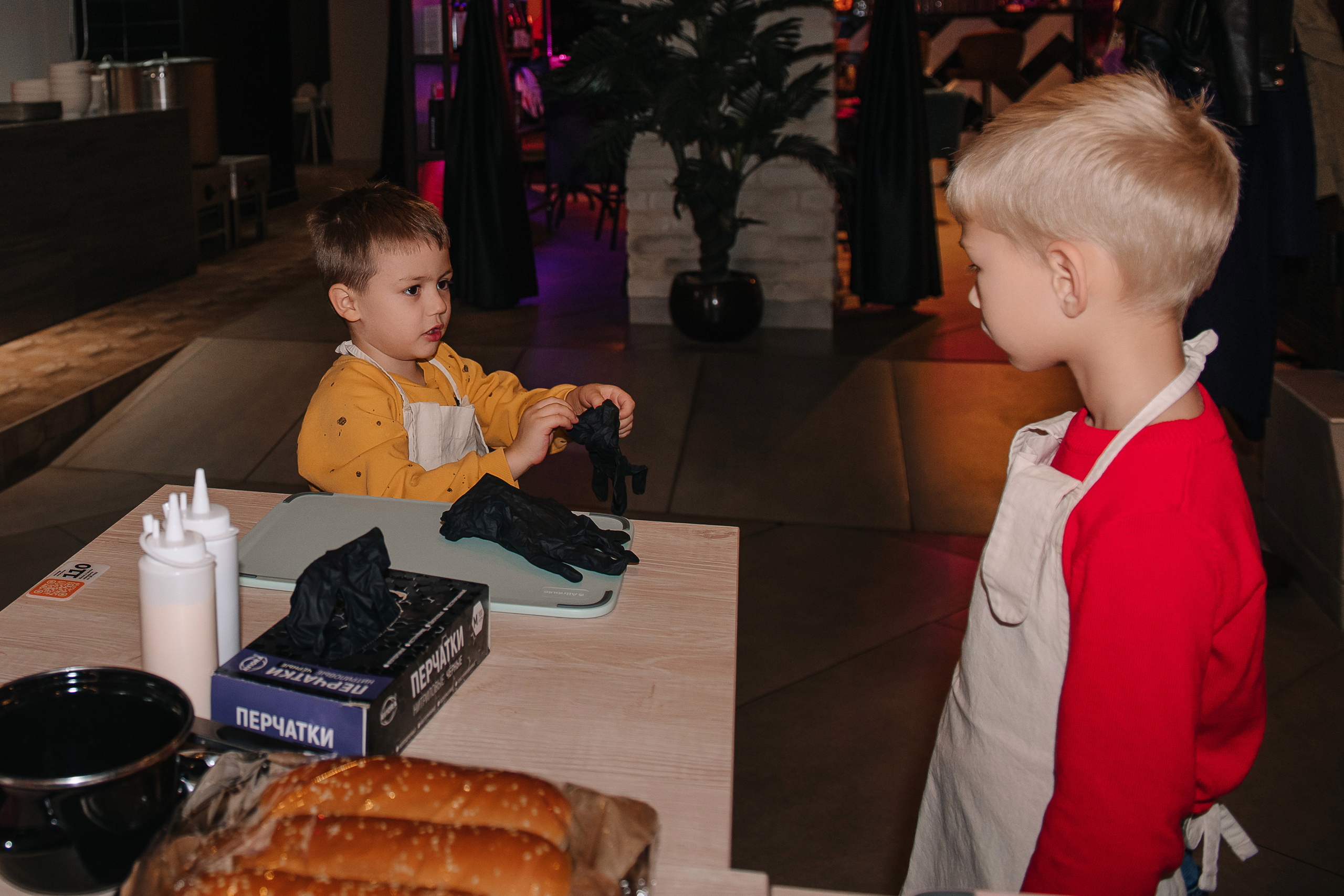 Гастродвор. Детский мастер-класс по приготовлению хот-догов🌭. Фотограф Валерия Голубева (Миронова)