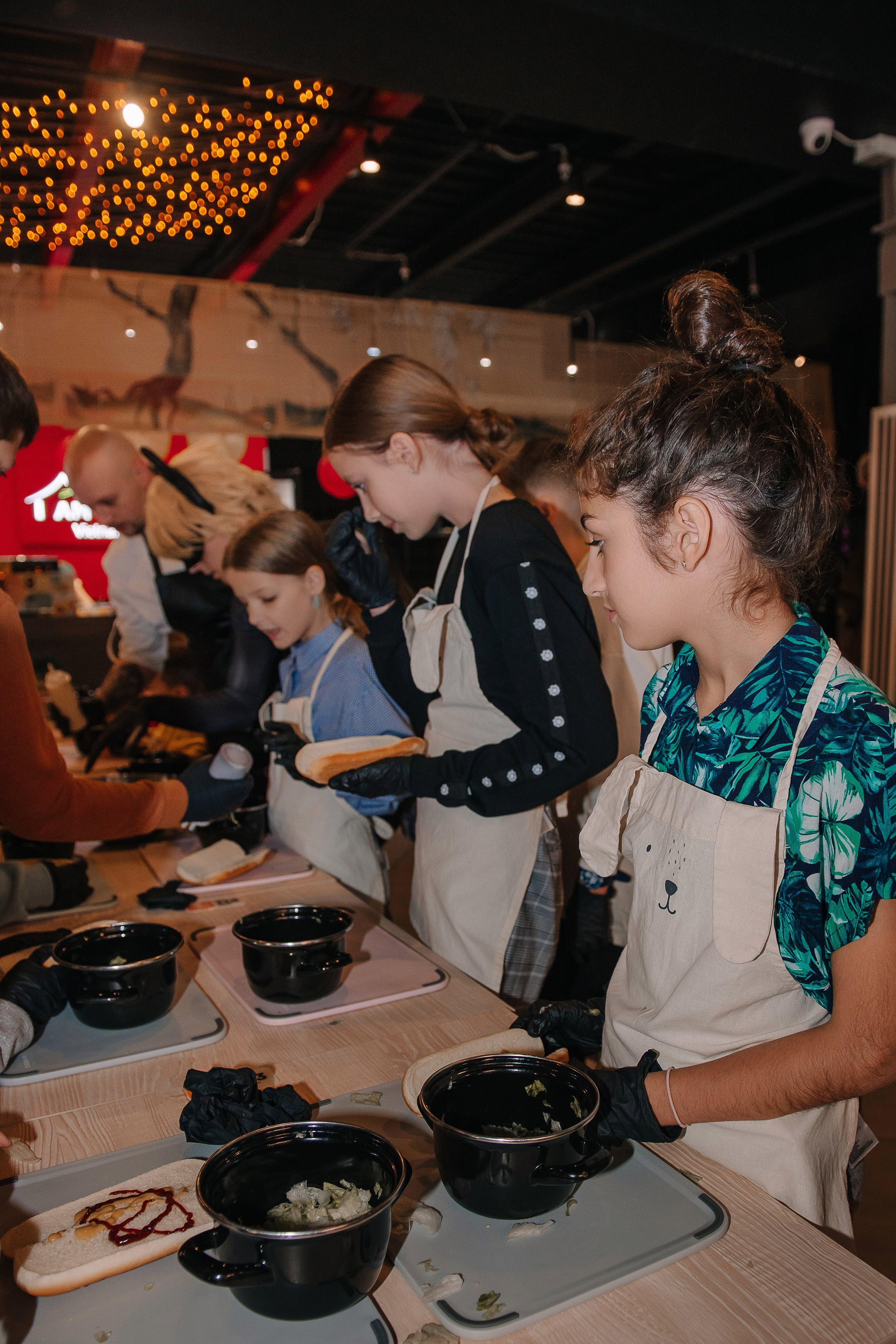 Гастродвор. Детский мастер-класс по приготовлению хот-догов🌭. Фотограф Валерия Голубева (Миронова)
