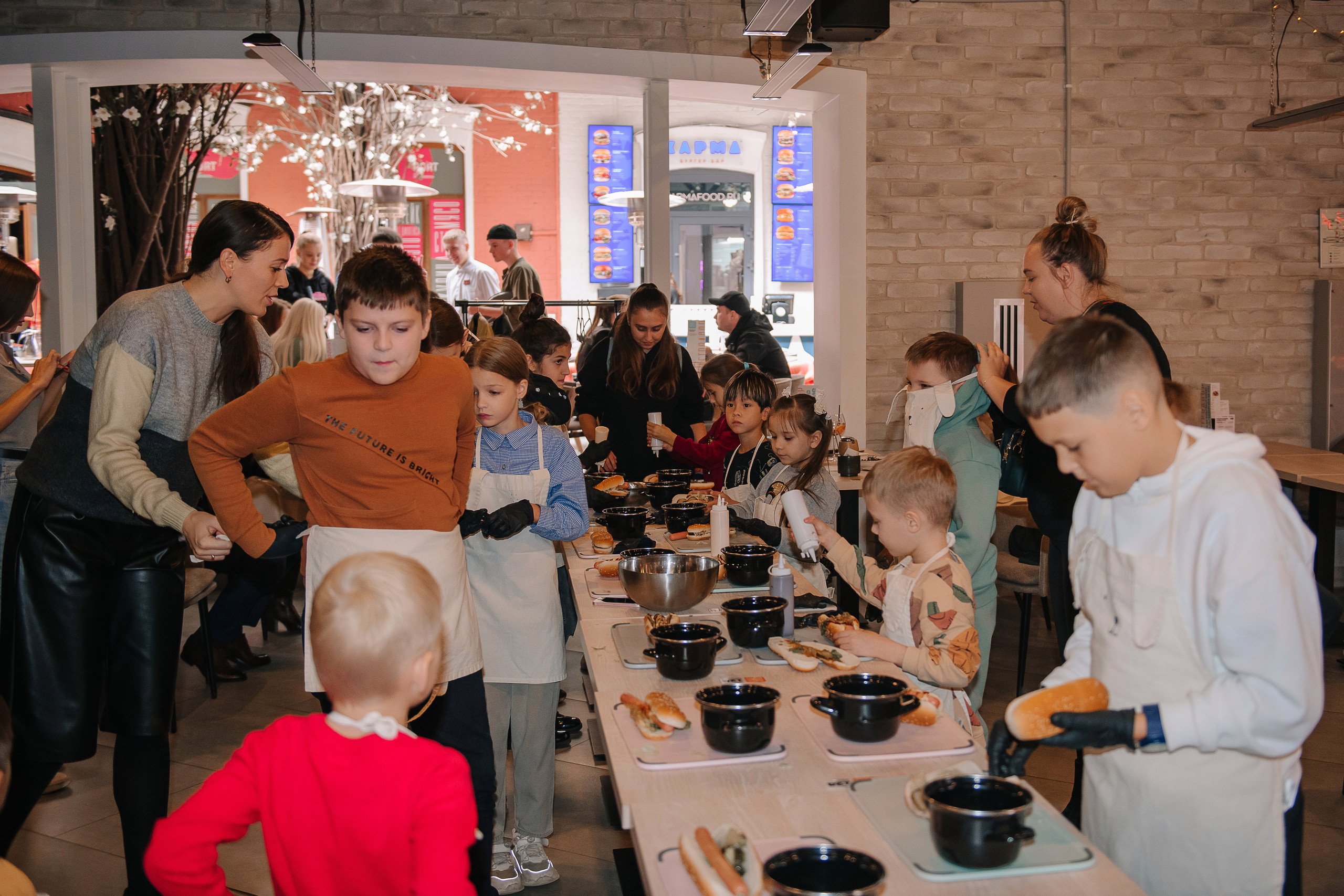Гастродвор. Детский мастер-класс по приготовлению хот-догов🌭. Фотограф Валерия Голубева (Миронова)