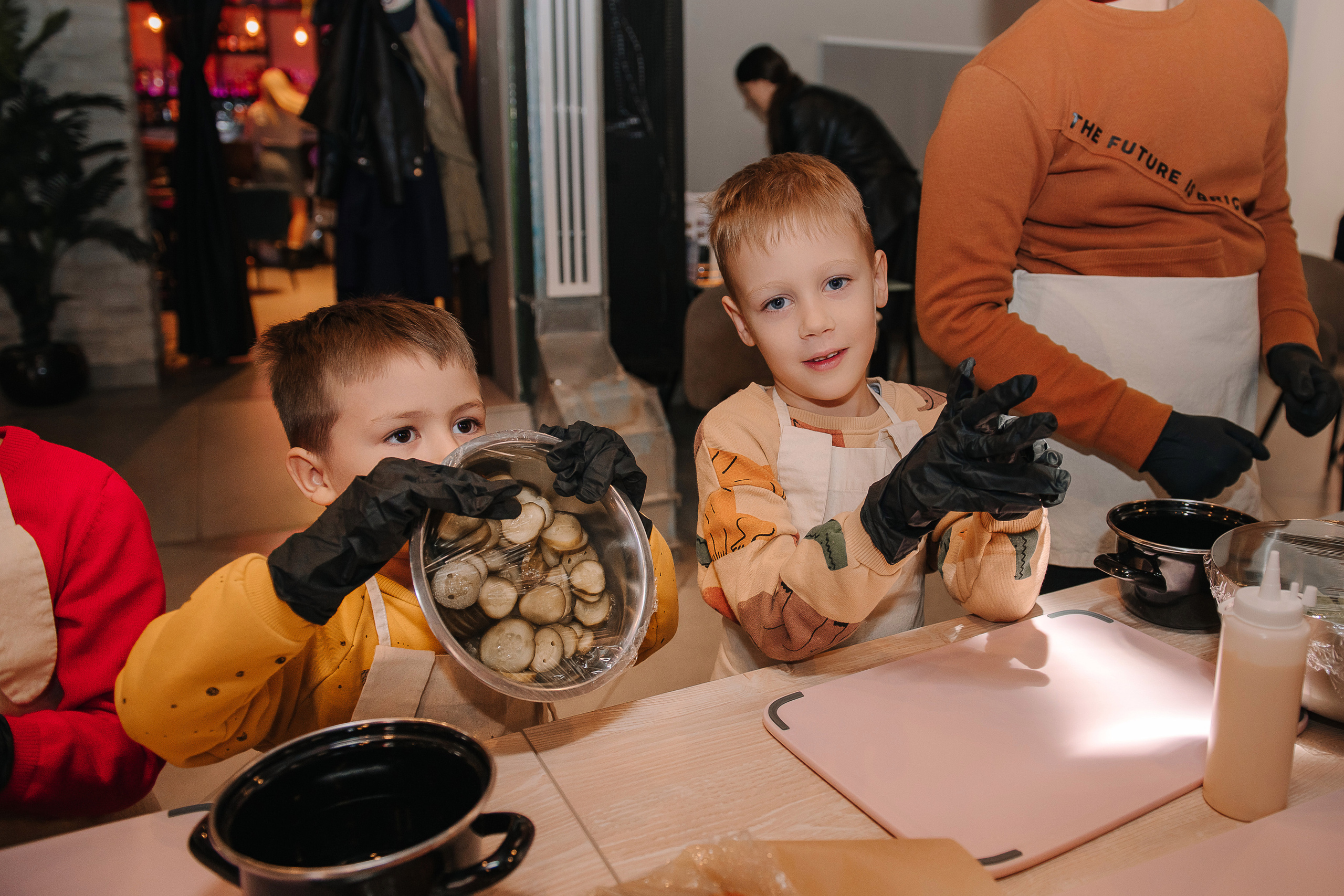 Гастродвор. Детский мастер-класс по приготовлению хот-догов🌭. Фотограф Валерия Голубева (Миронова)