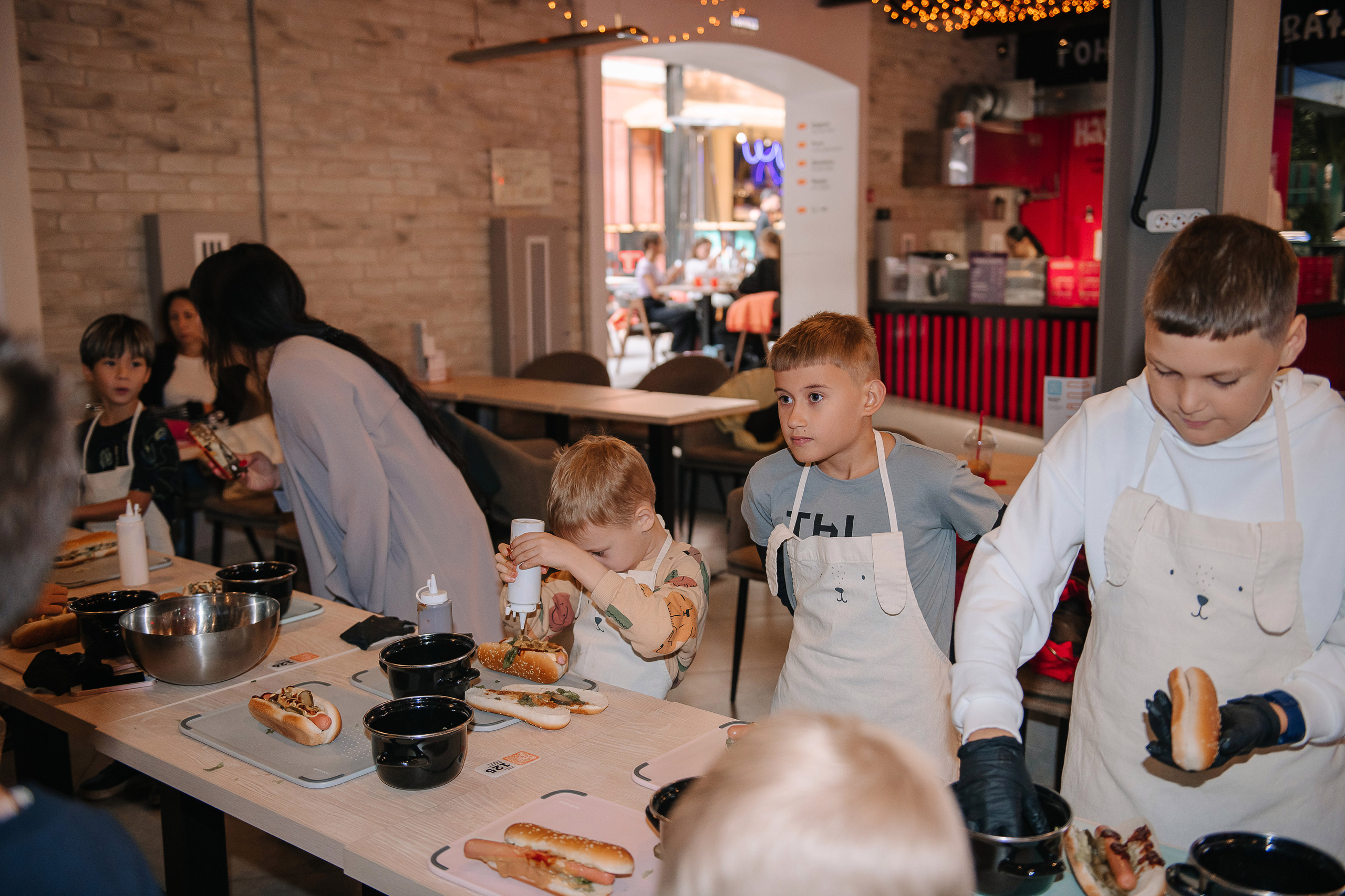 Гастродвор. Детский мастер-класс по приготовлению хот-догов🌭. Фотограф Валерия Голубева (Миронова)