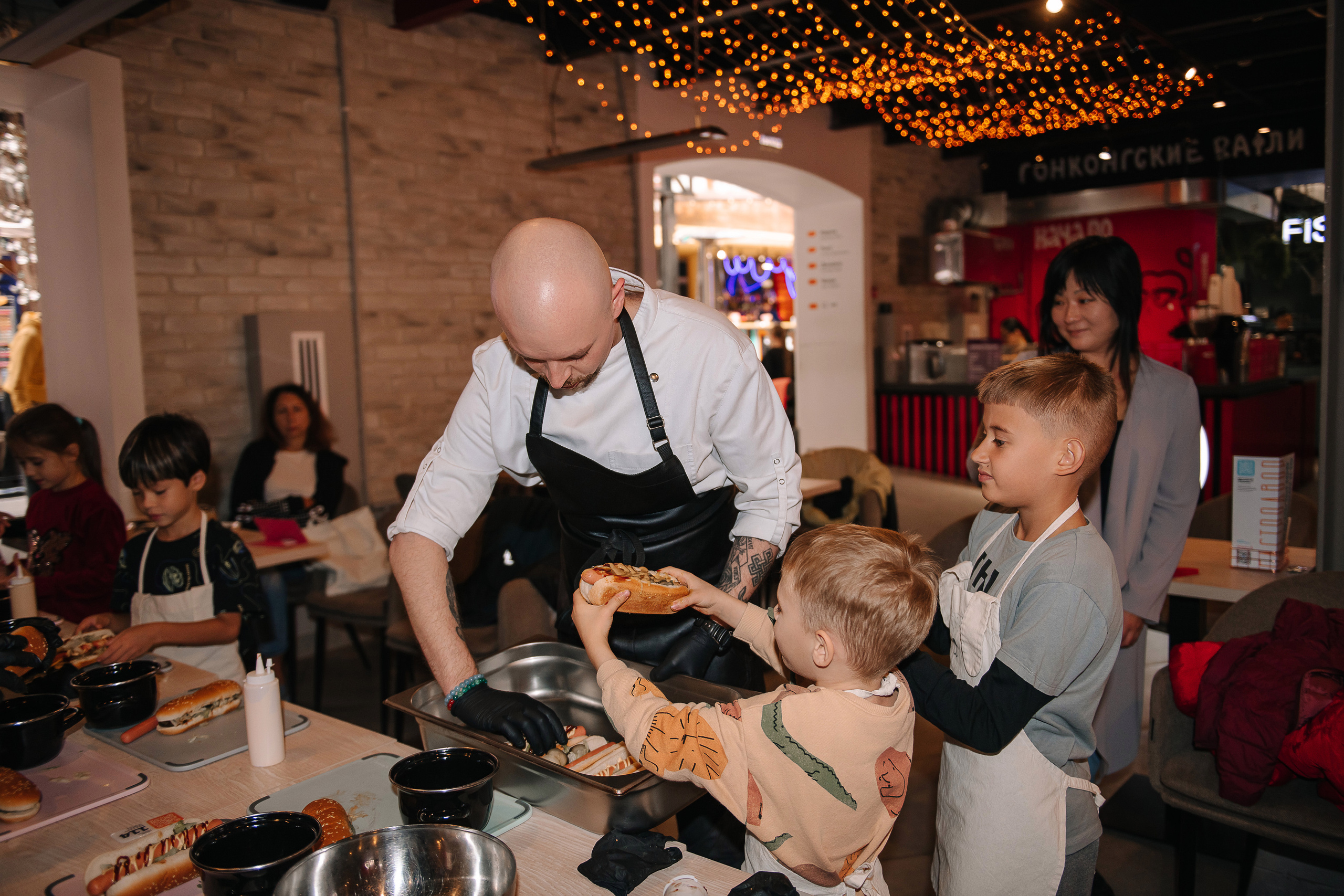 Гастродвор. Детский мастер-класс по приготовлению хот-догов🌭. Фотограф Валерия Голубева (Миронова)