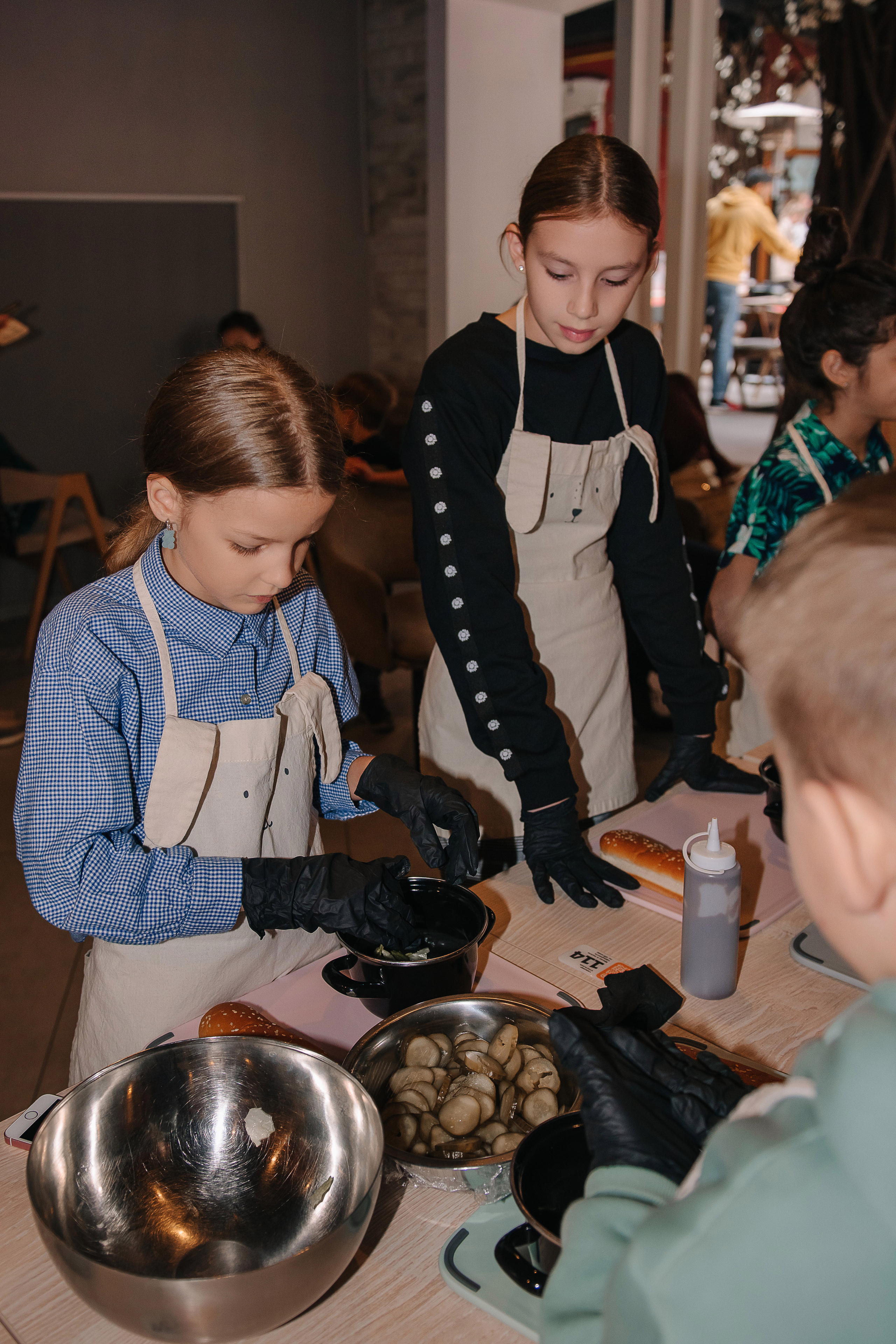 Гастродвор. Детский мастер-класс по приготовлению хот-догов🌭. Фотограф Валерия Голубева (Миронова)