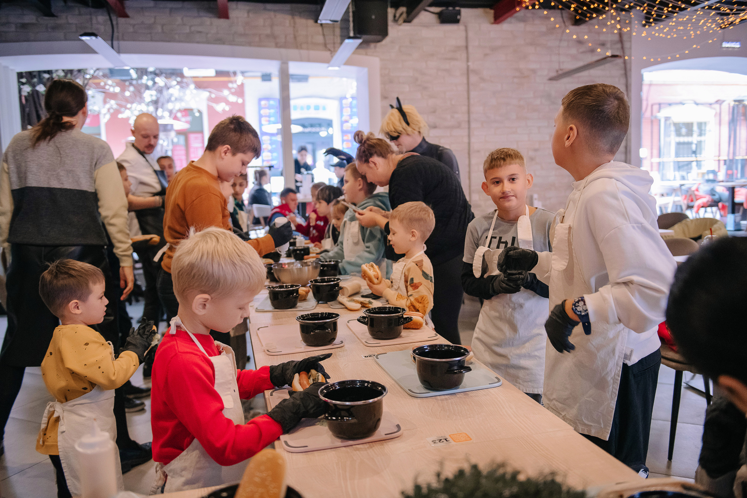 Гастродвор. Детский мастер-класс по приготовлению хот-догов🌭. Фотограф Валерия Голубева (Миронова)