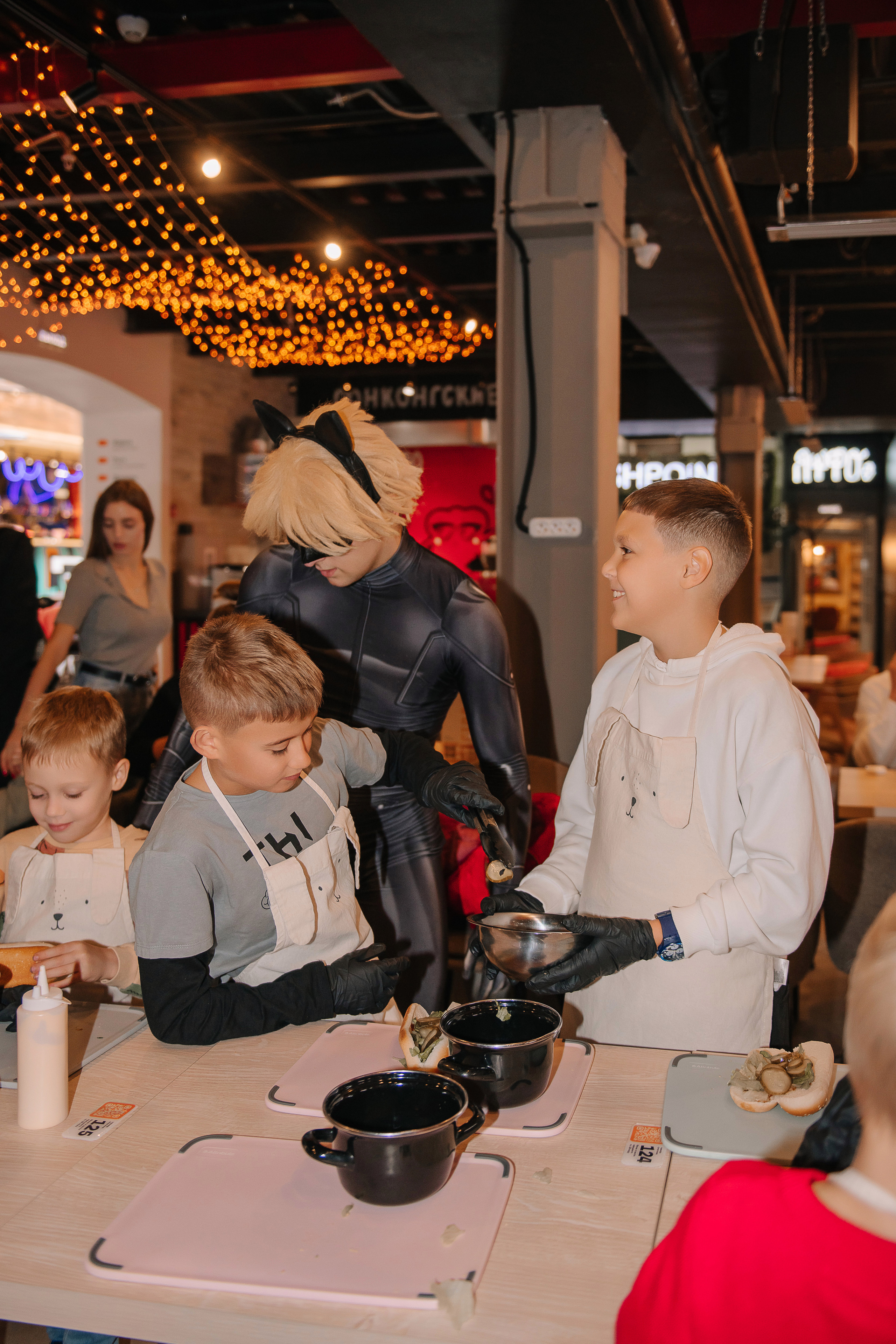 Гастродвор. Детский мастер-класс по приготовлению хот-догов🌭. Фотограф Валерия Голубева (Миронова)