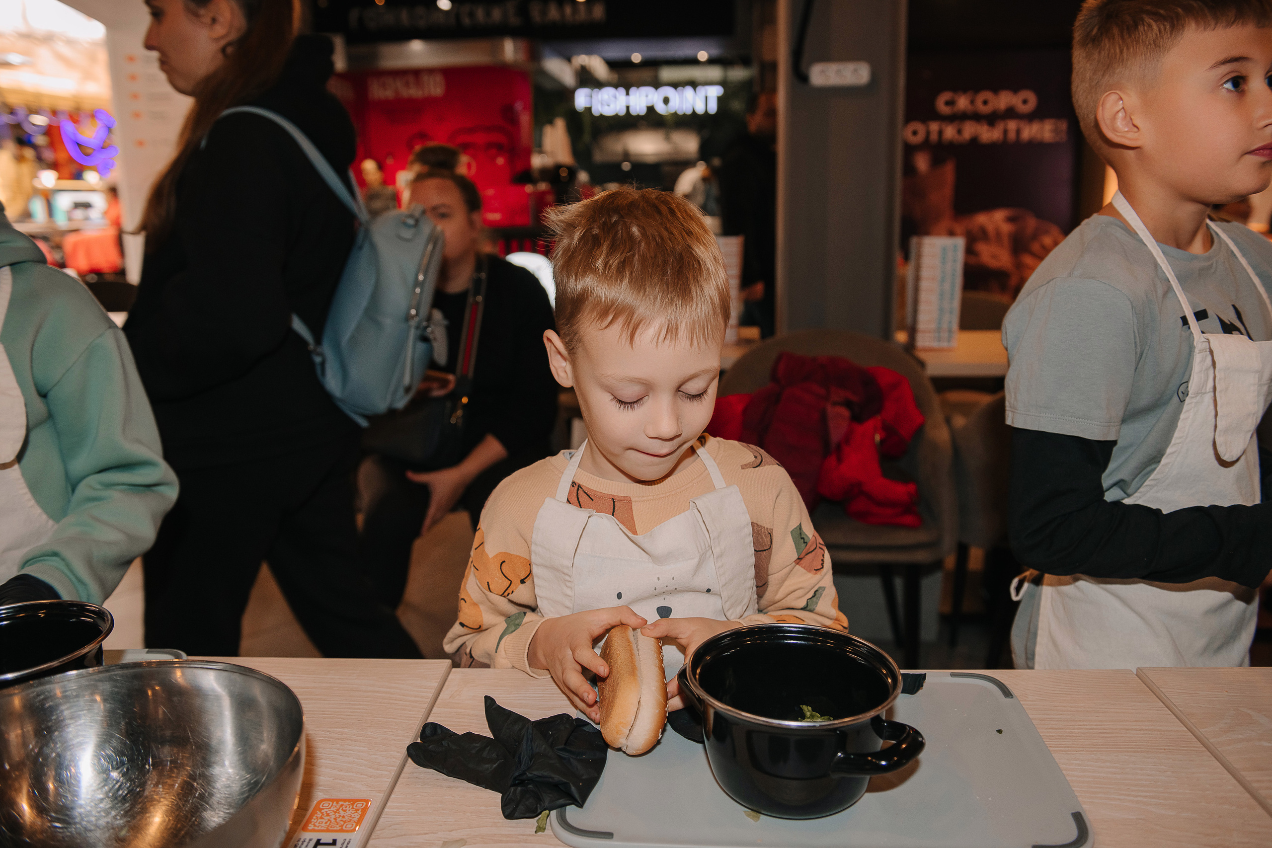 Гастродвор. Детский мастер-класс по приготовлению хот-догов🌭. Фотограф Валерия Голубева (Миронова)