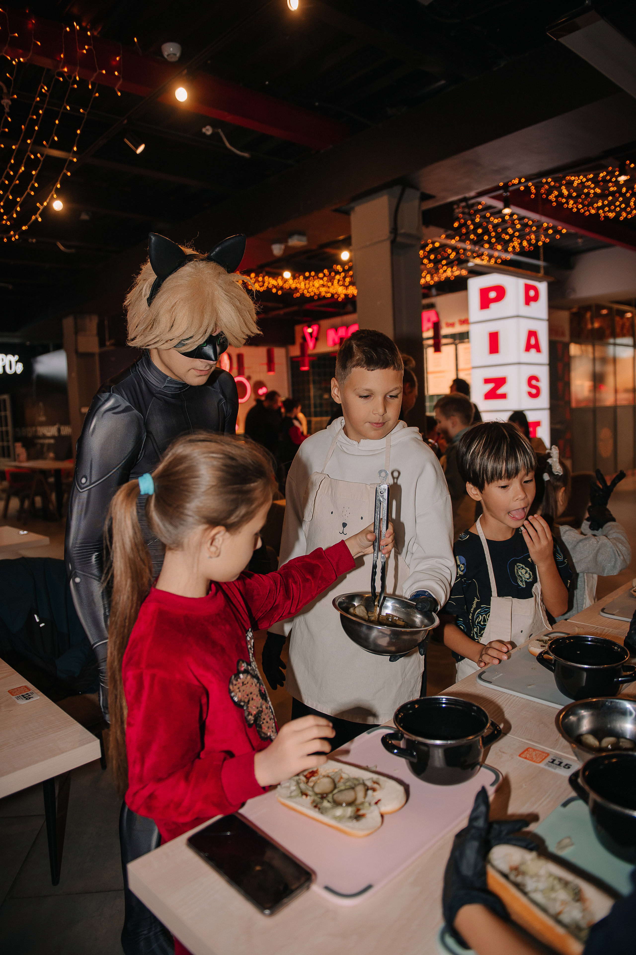 Гастродвор. Детский мастер-класс по приготовлению хот-догов🌭. Фотограф Валерия Голубева (Миронова)
