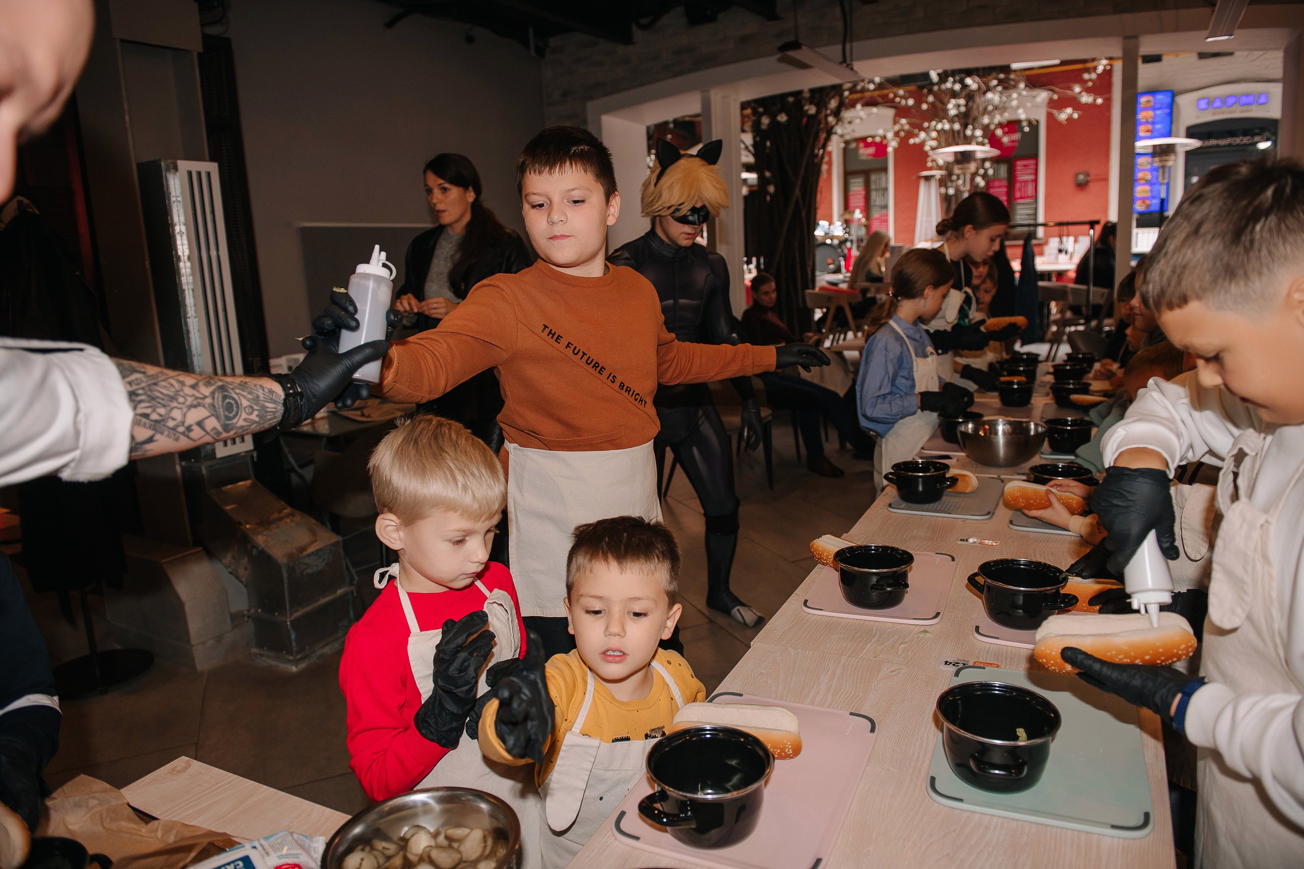 Гастродвор. Детский мастер-класс по приготовлению хот-догов🌭. Фотограф Валерия Голубева (Миронова)