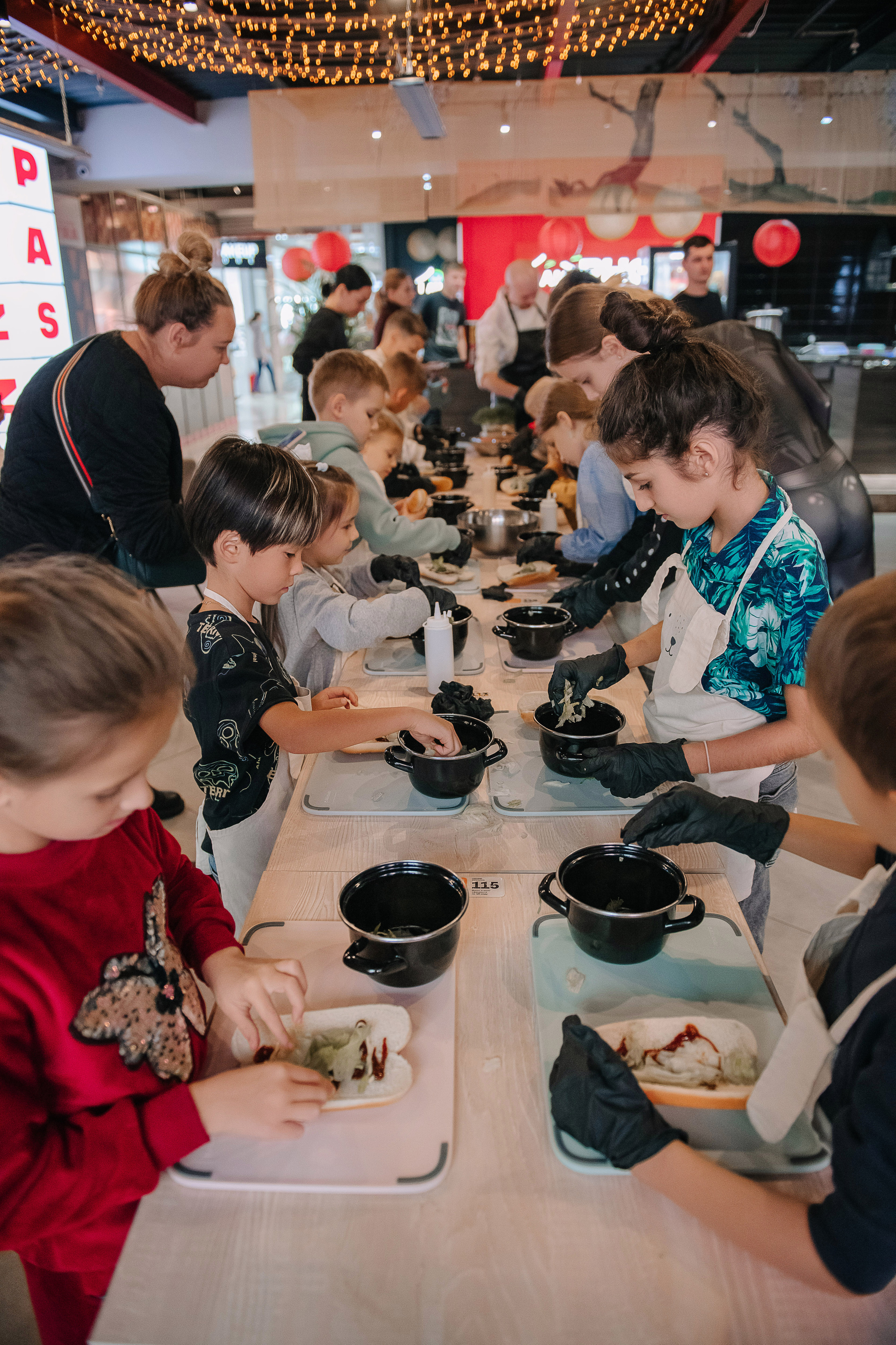 Гастродвор. Детский мастер-класс по приготовлению хот-догов🌭. Фотограф Валерия Голубева (Миронова)