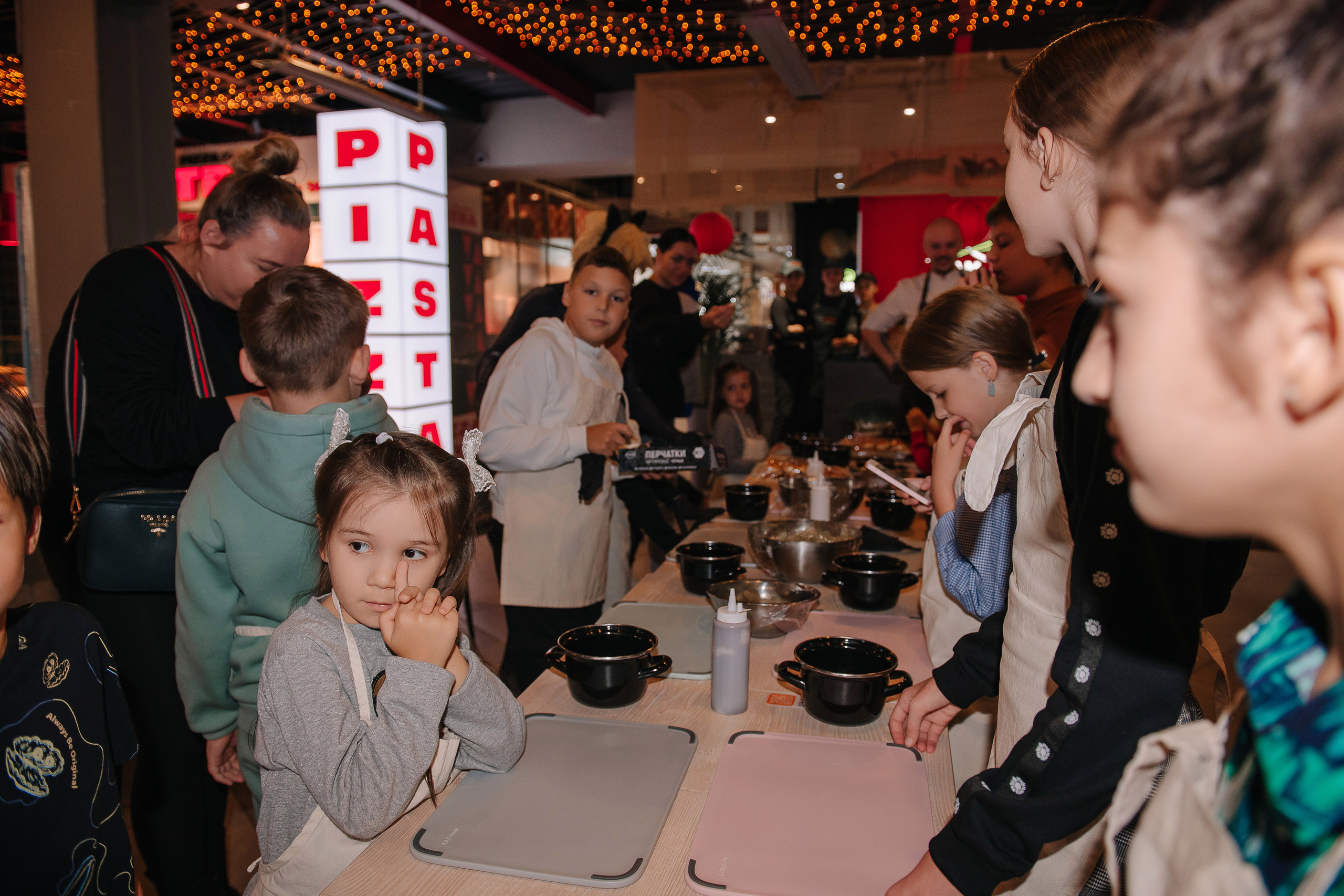 Гастродвор. Детский мастер-класс по приготовлению хот-догов🌭. Фотограф Валерия Голубева (Миронова)