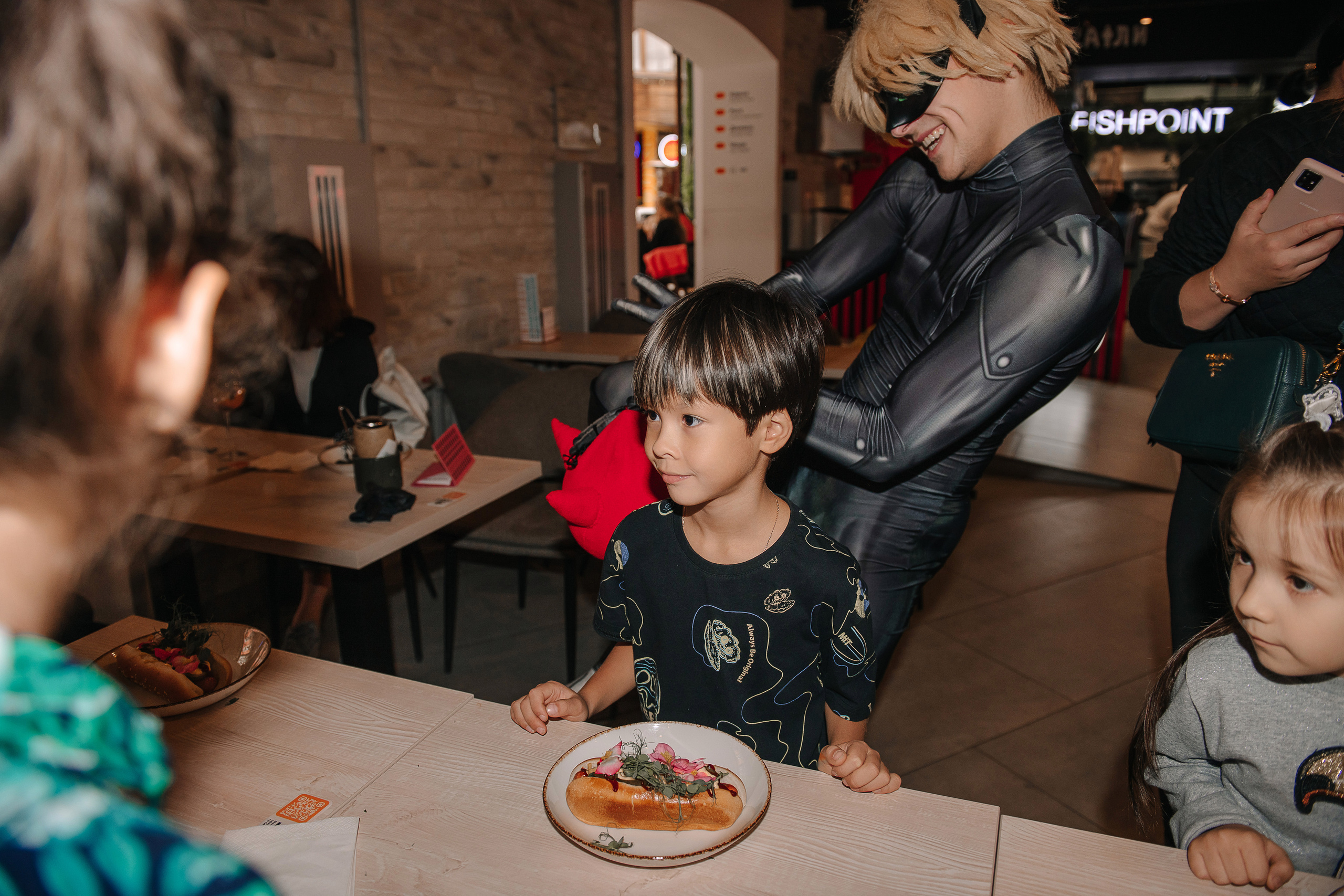 Гастродвор. Детский мастер-класс по приготовлению хот-догов🌭. Фотограф Валерия Голубева (Миронова)