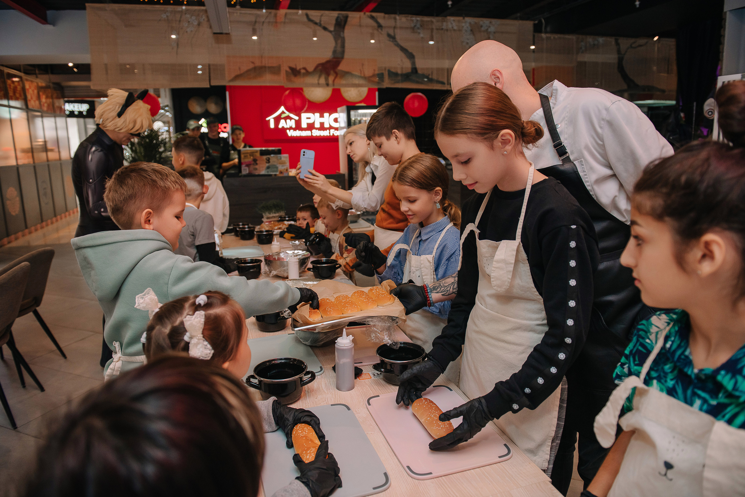 Гастродвор. Детский мастер-класс по приготовлению хот-догов🌭. Фотограф Валерия Голубева (Миронова)