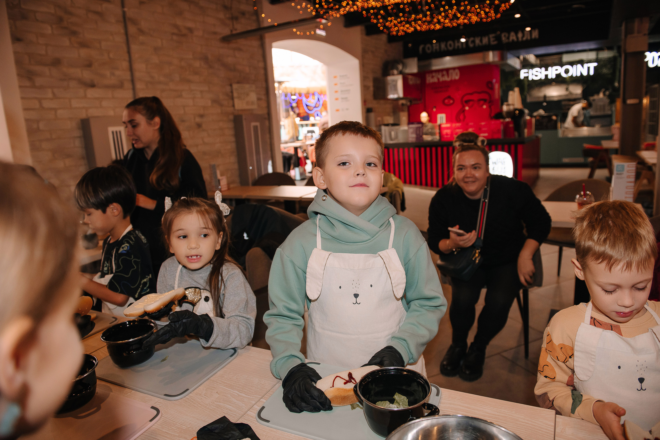 Гастродвор. Детский мастер-класс по приготовлению хот-догов🌭. Фотограф Валерия Голубева (Миронова)