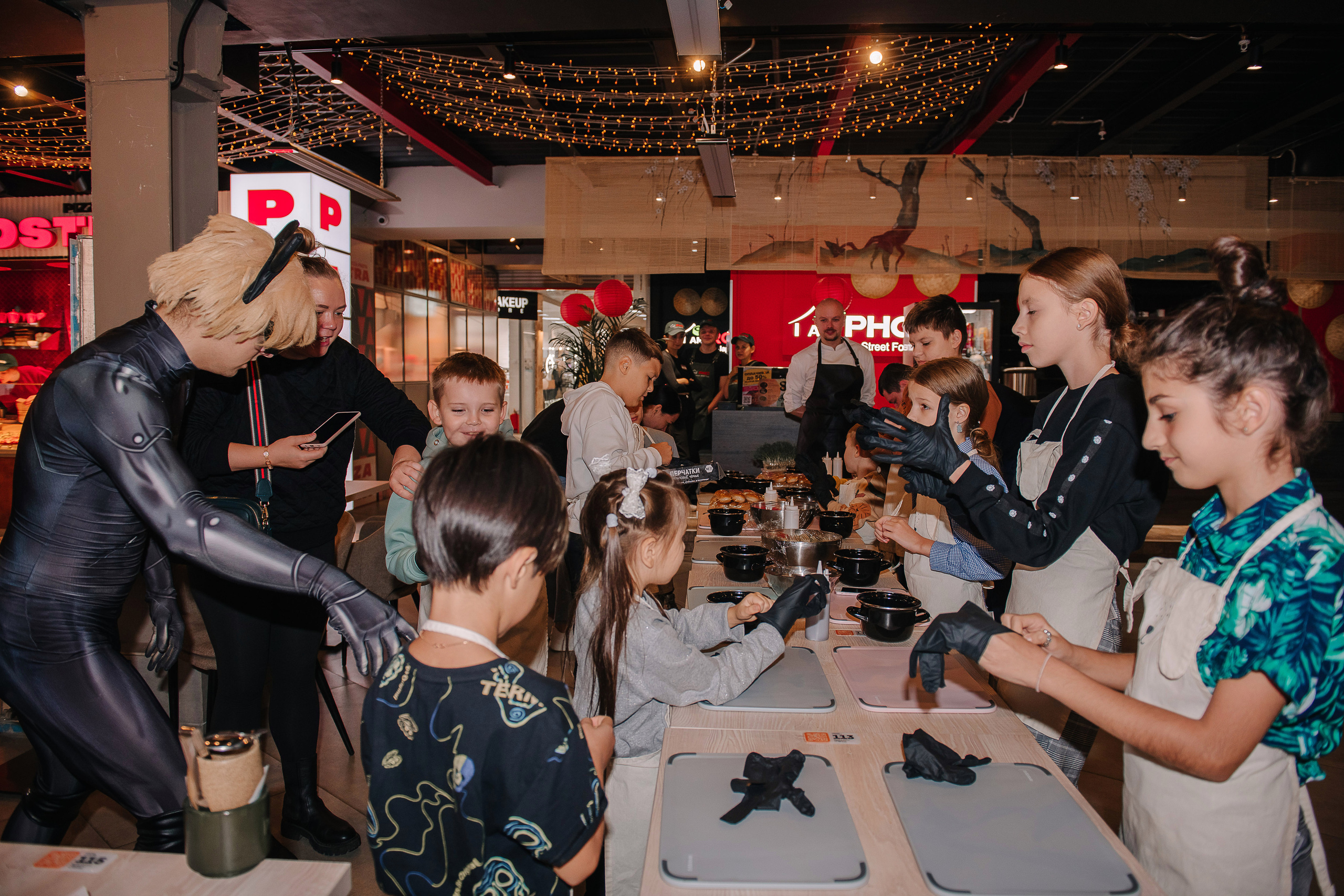 Гастродвор. Детский мастер-класс по приготовлению хот-догов🌭. Фотограф Валерия Голубева (Миронова)