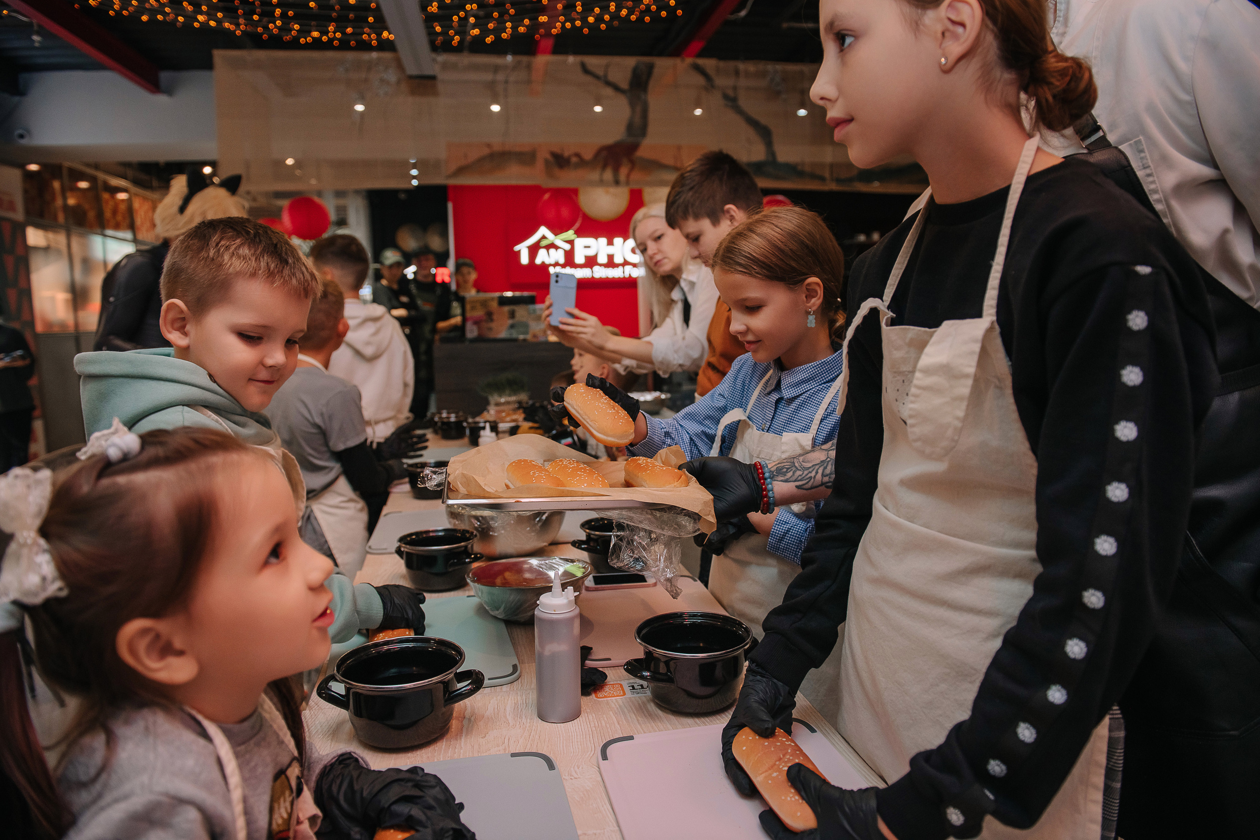Гастродвор. Детский мастер-класс по приготовлению хот-догов🌭. Фотограф Валерия Голубева (Миронова)