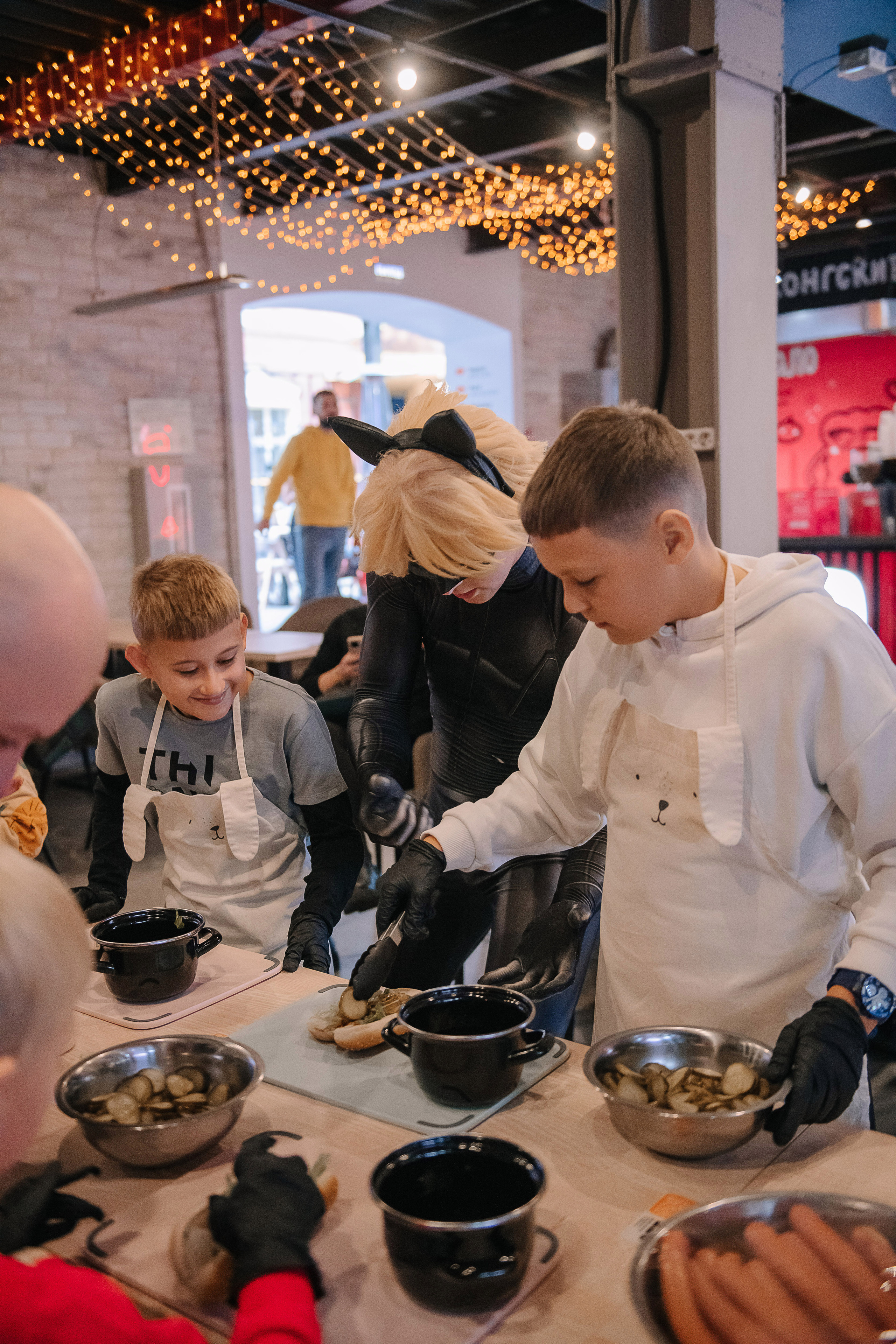 Гастродвор. Детский мастер-класс по приготовлению хот-догов🌭. Фотограф Валерия Голубева (Миронова)