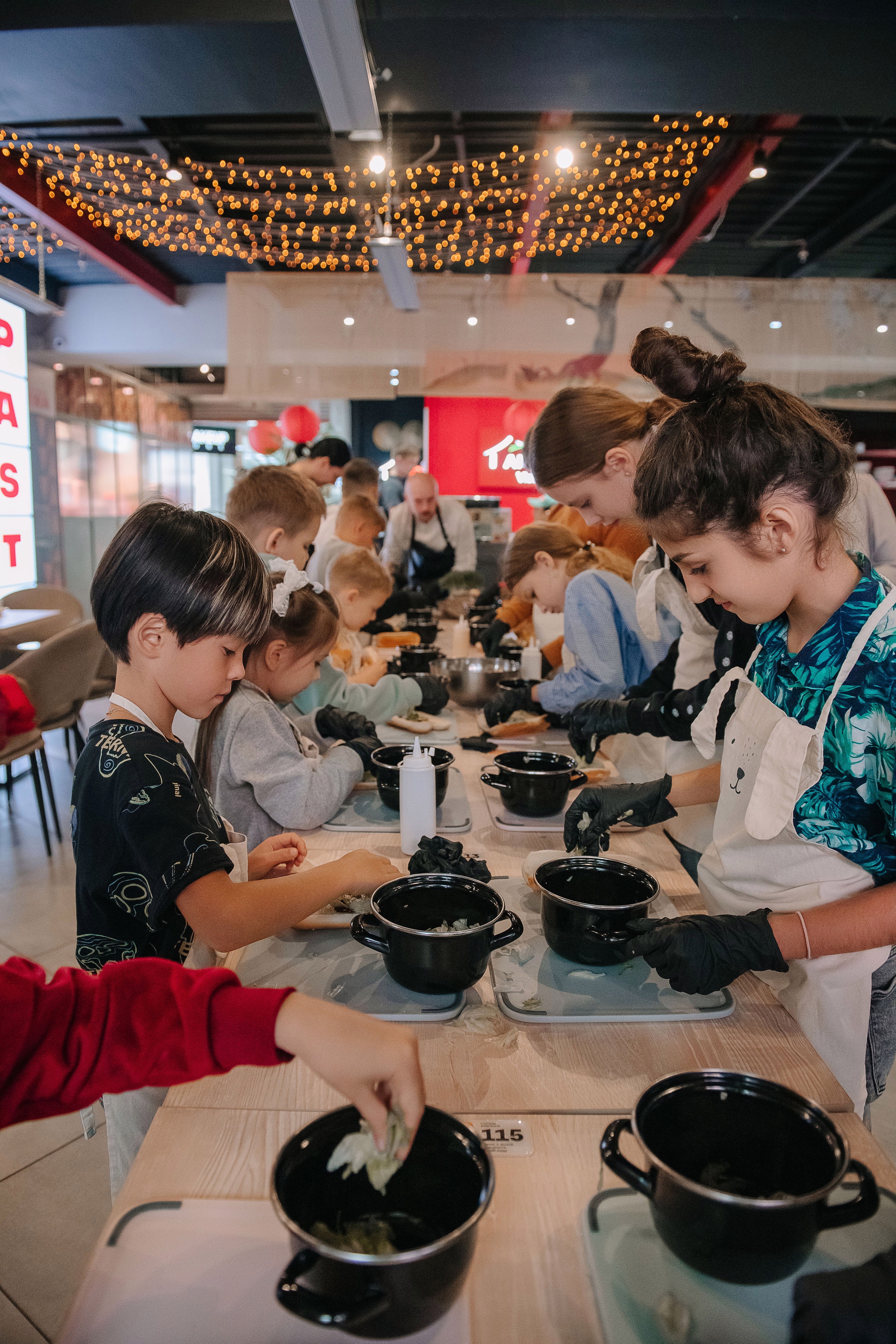 Гастродвор. Детский мастер-класс по приготовлению хот-догов🌭. Фотограф Валерия Голубева (Миронова)