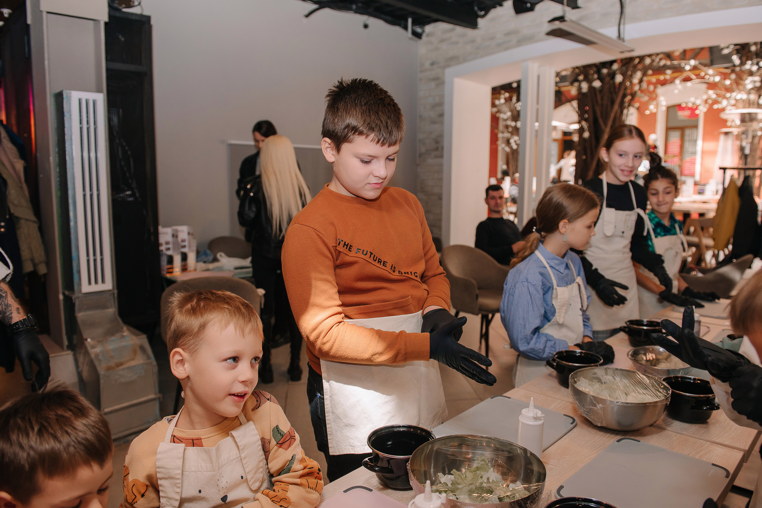 Гастродвор. Детский мастер-класс по приготовлению хот-догов🌭. Фотограф Валерия Голубева (Миронова)