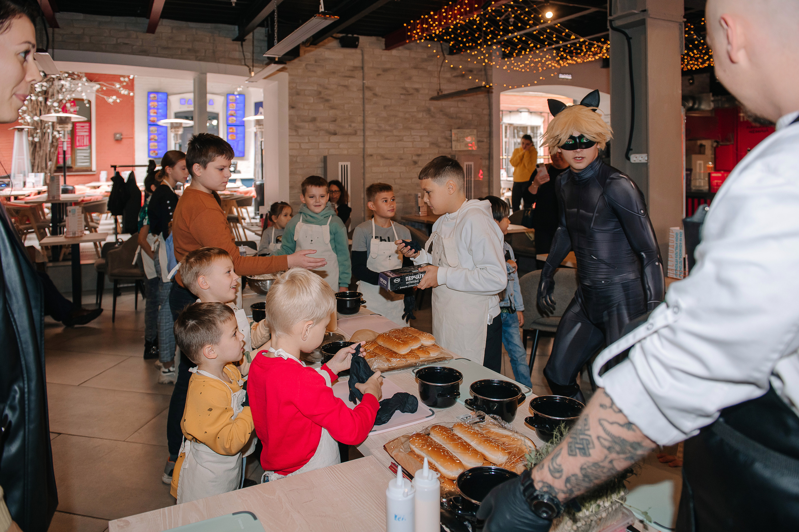 Гастродвор. Детский мастер-класс по приготовлению хот-догов🌭. Фотограф Валерия Голубева (Миронова)