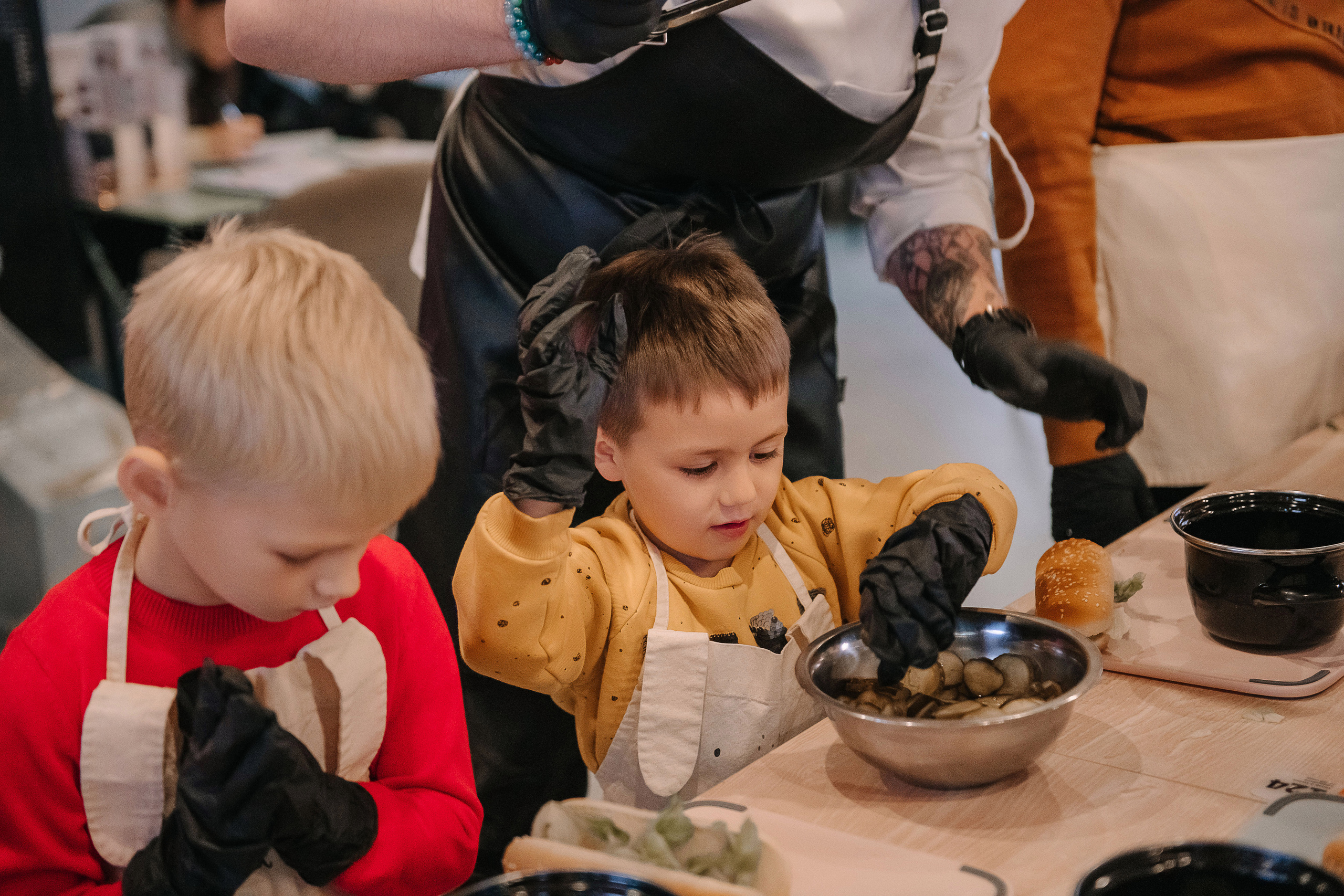 Гастродвор. Детский мастер-класс по приготовлению хот-догов🌭. Фотограф Валерия Голубева (Миронова)