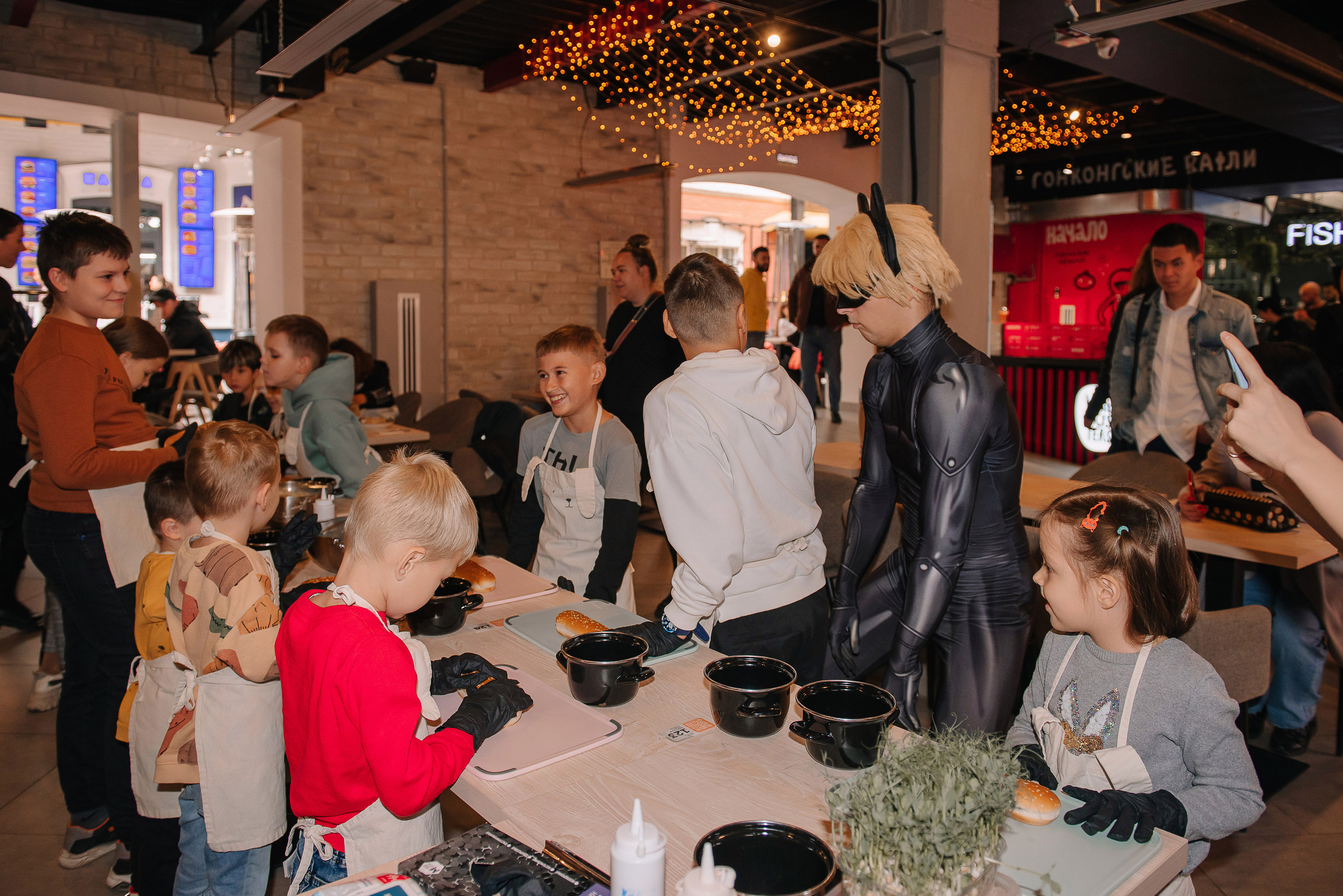 Гастродвор. Детский мастер-класс по приготовлению хот-догов🌭. Фотограф Валерия Голубева (Миронова)