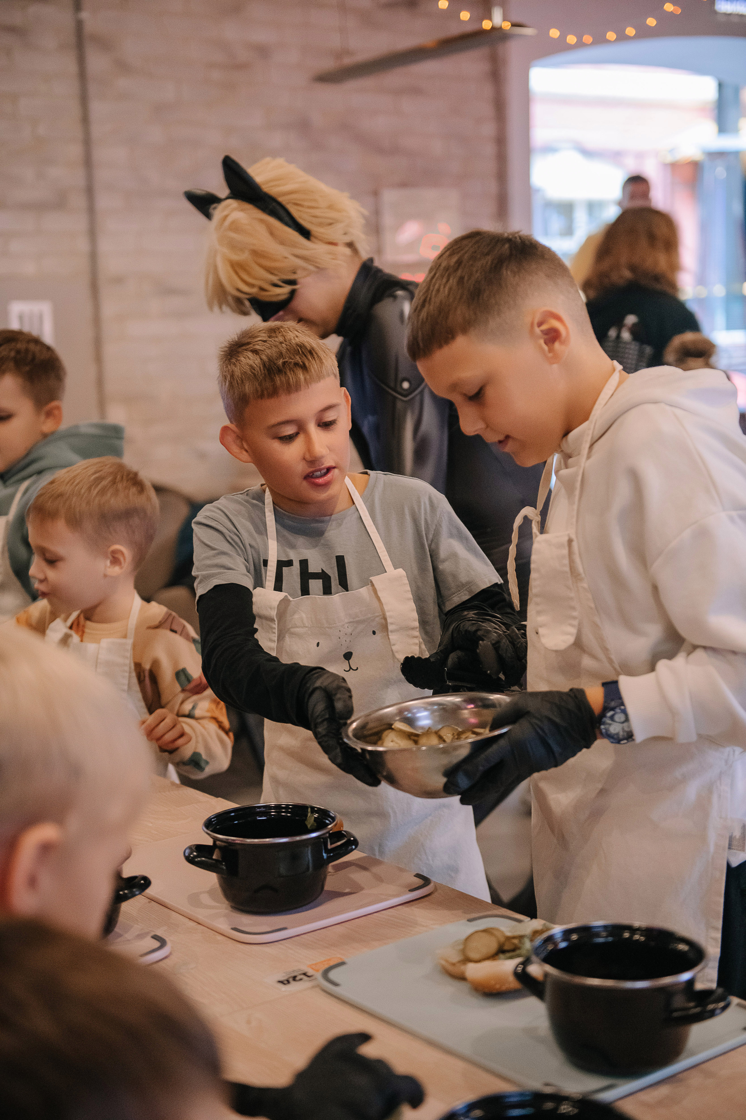 Гастродвор. Детский мастер-класс по приготовлению хот-догов🌭. Фотограф Валерия Голубева (Миронова)