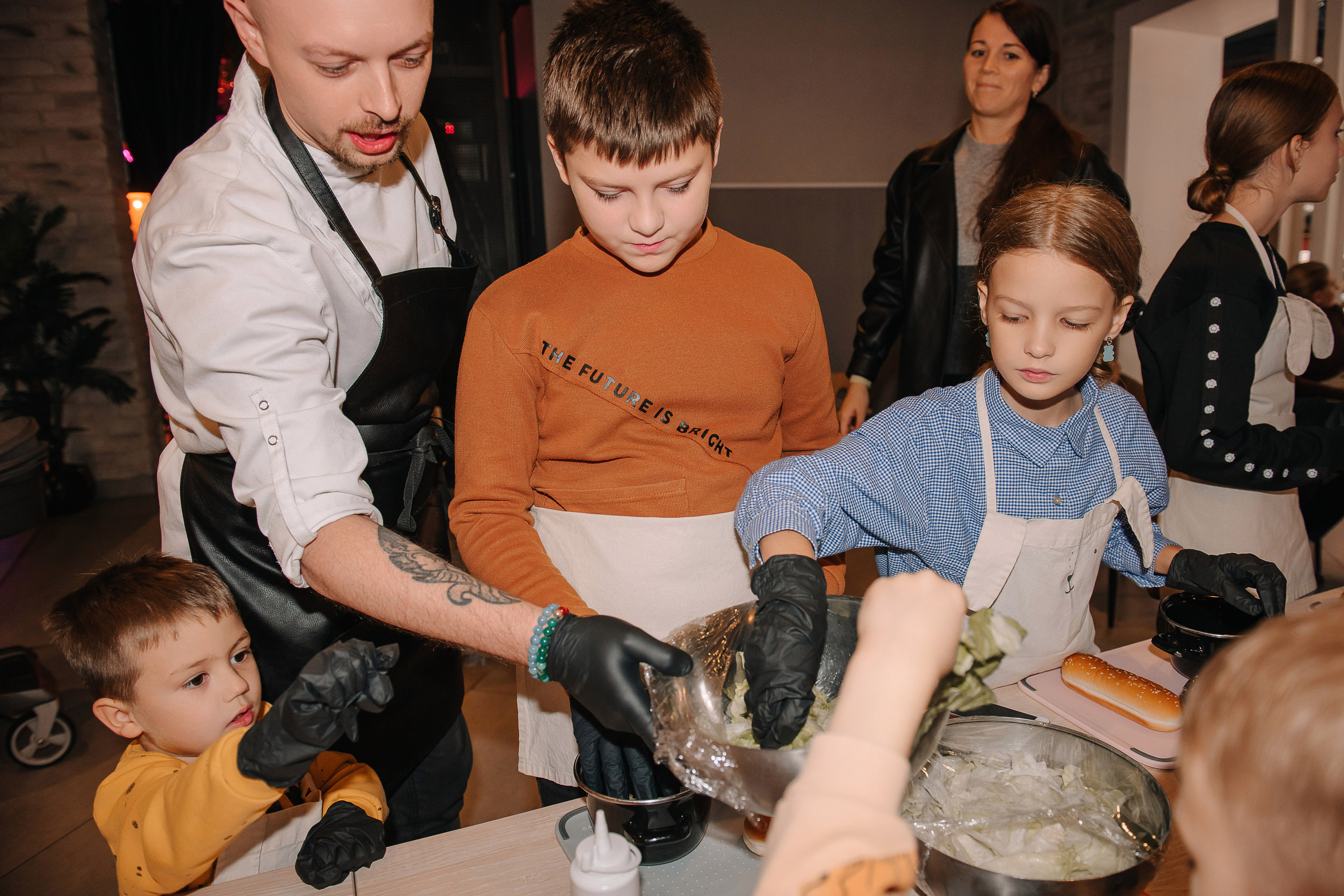 Гастродвор. Детский мастер-класс по приготовлению хот-догов🌭. Фотограф Валерия Голубева (Миронова)