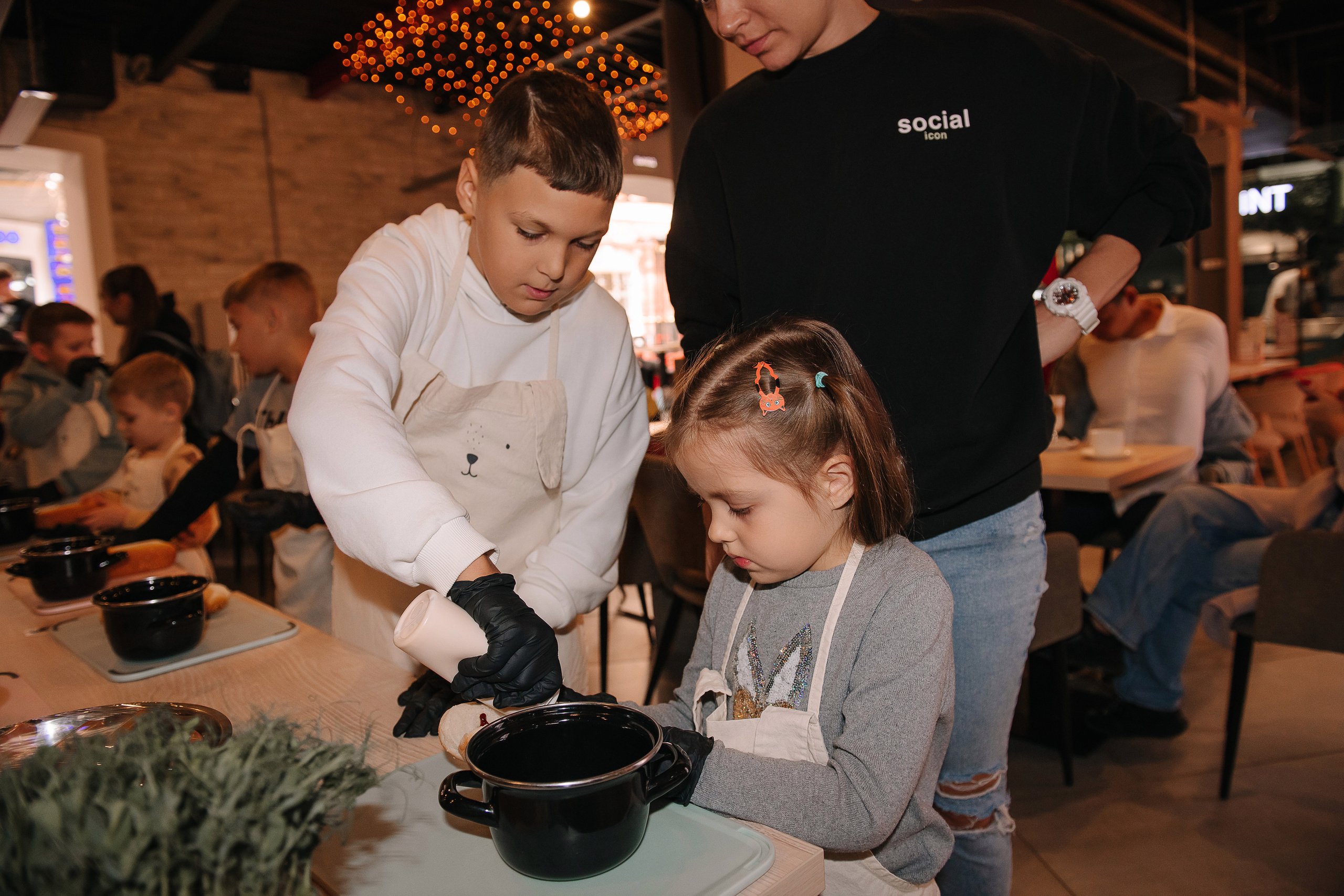 Гастродвор. Детский мастер-класс по приготовлению хот-догов🌭. Фотограф Валерия Голубева (Миронова)