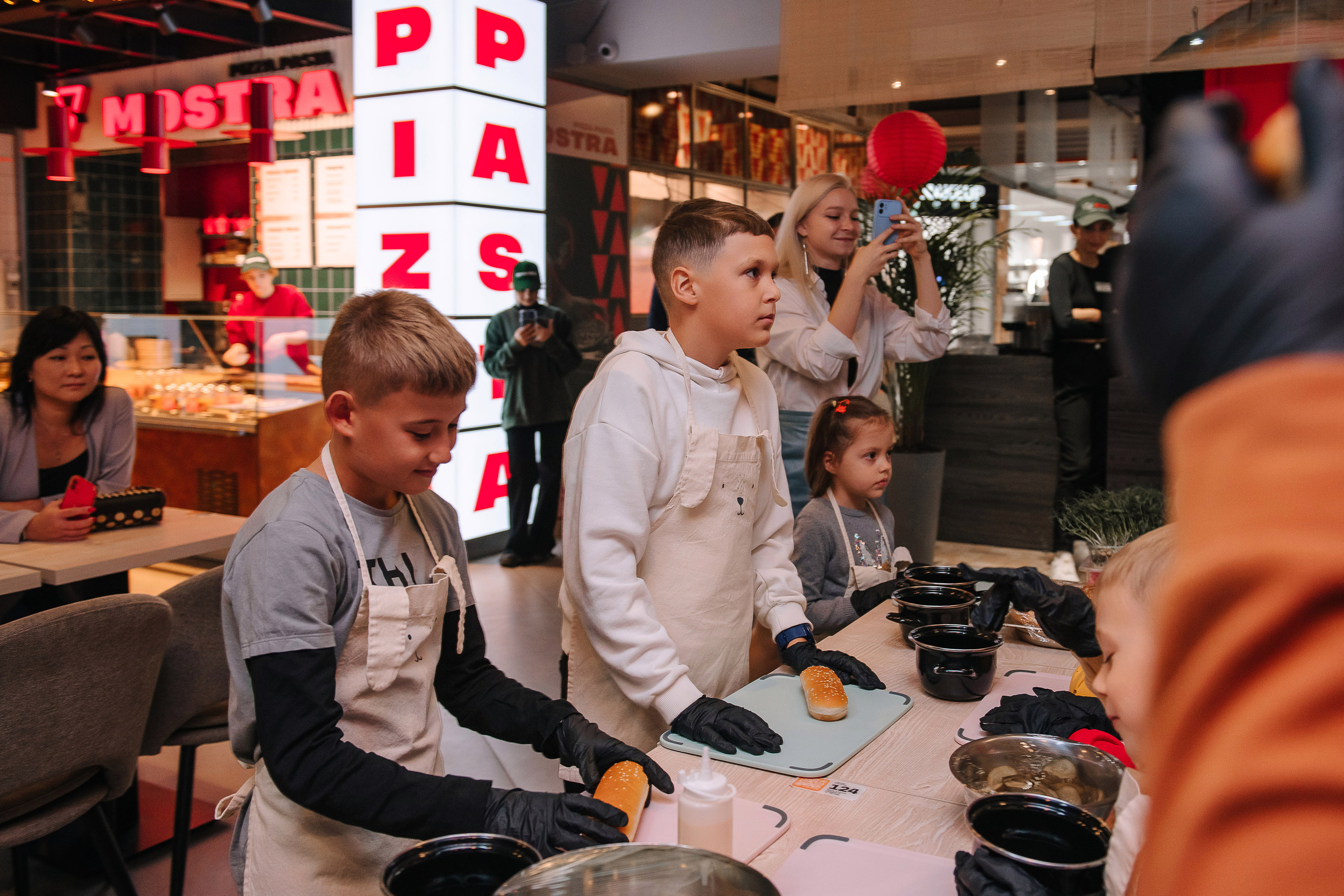 Гастродвор. Детский мастер-класс по приготовлению хот-догов🌭. Фотограф Валерия Голубева (Миронова)