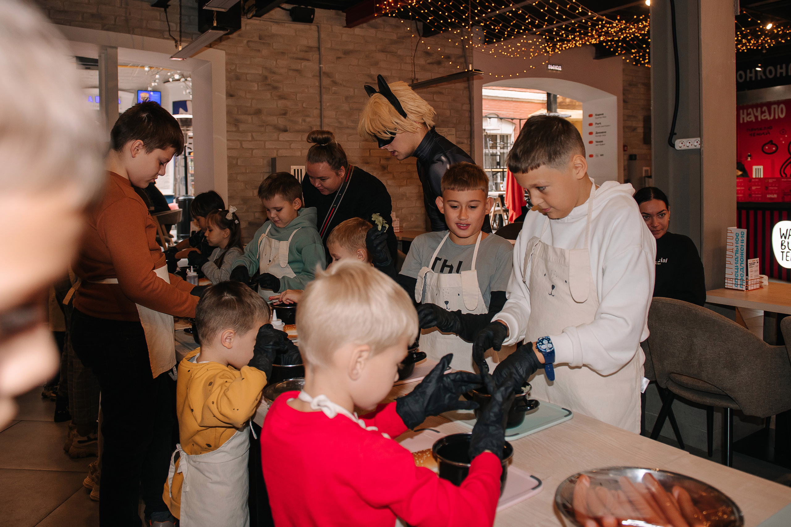 Гастродвор. Детский мастер-класс по приготовлению хот-догов🌭. Фотограф Валерия Голубева (Миронова)