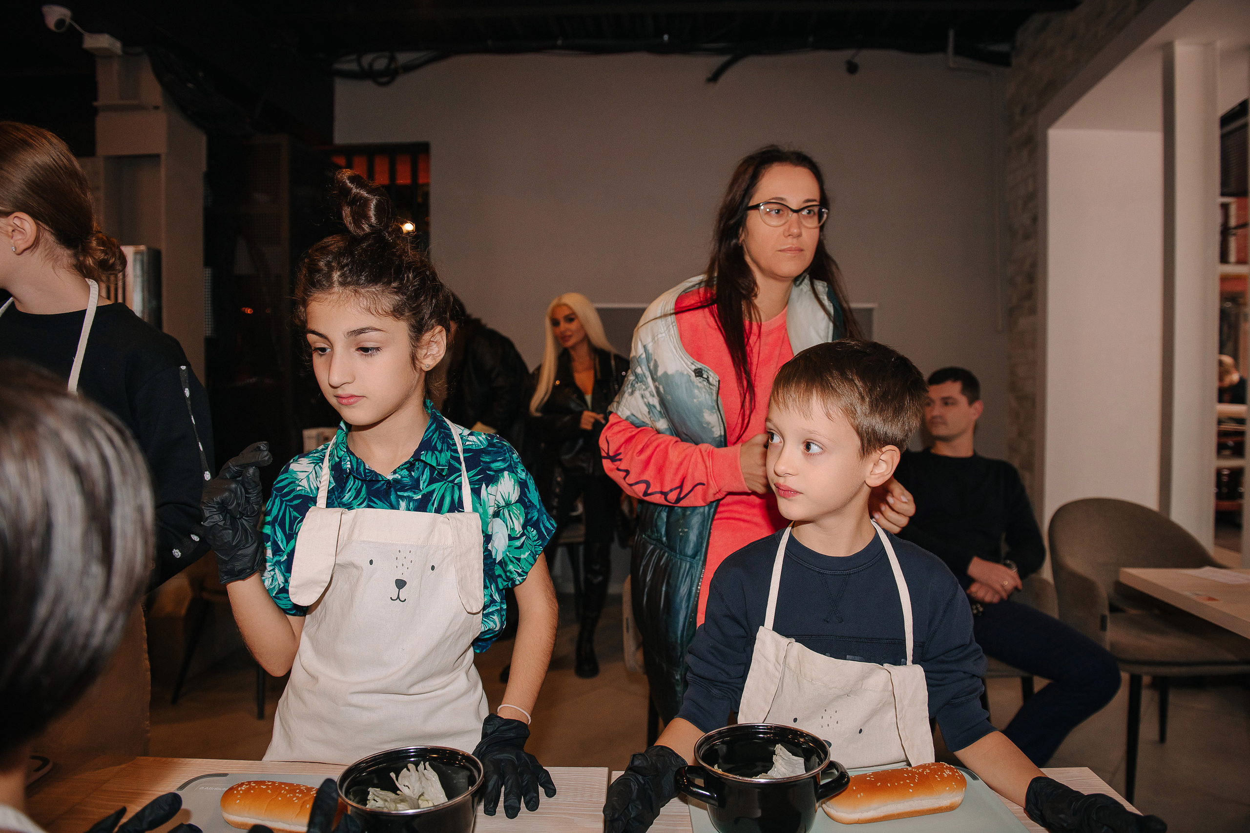 Гастродвор. Детский мастер-класс по приготовлению хот-догов🌭. Фотограф Валерия Голубева (Миронова)