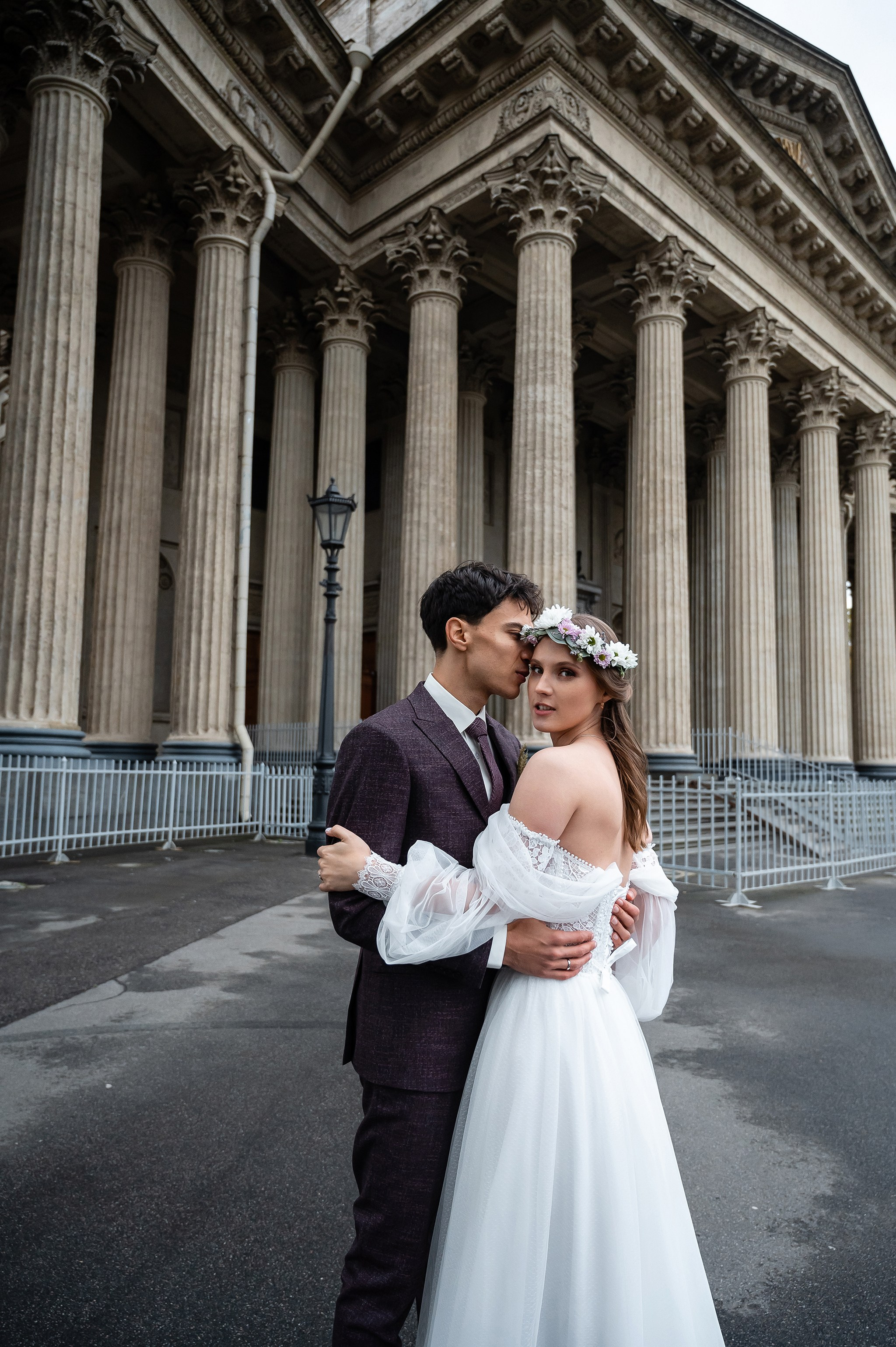 Молодожены на фоне Казанского собора