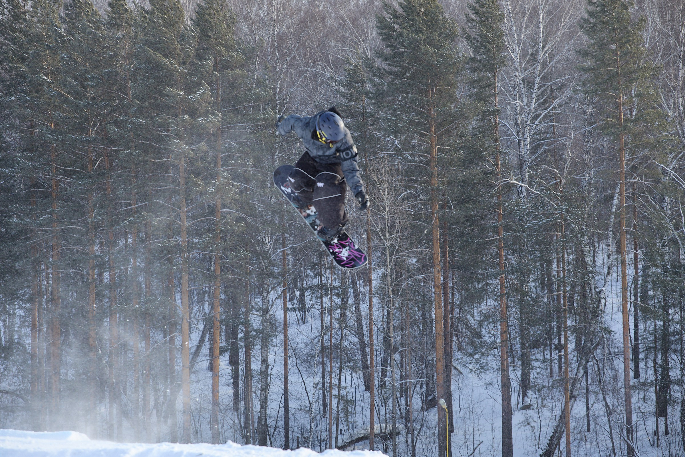 Прыжок над лесом на сноуборде, Томск