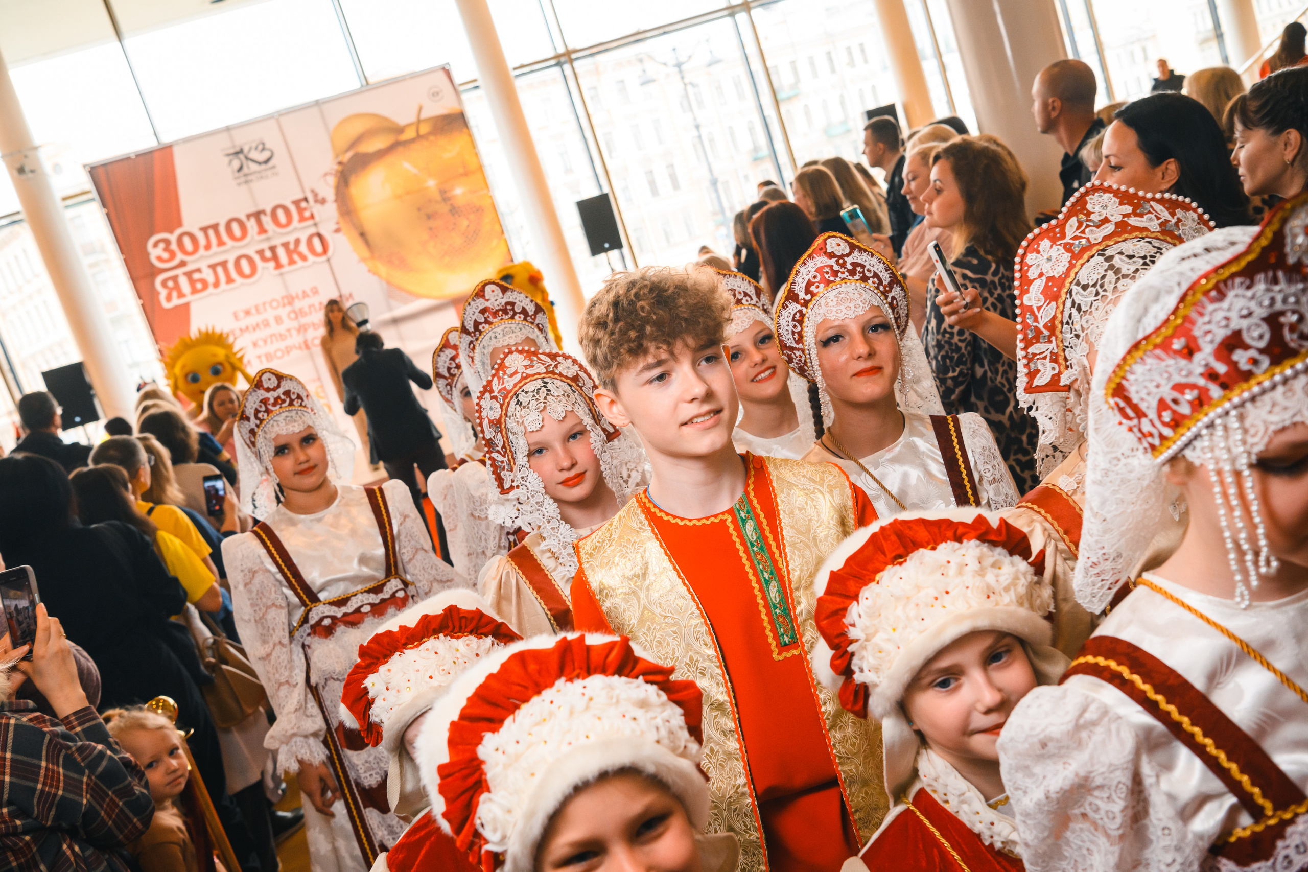 23 апреля, красная дорожка, БКЗ Октябрьский, г. Санкт-Петербург. Золотое яблочко