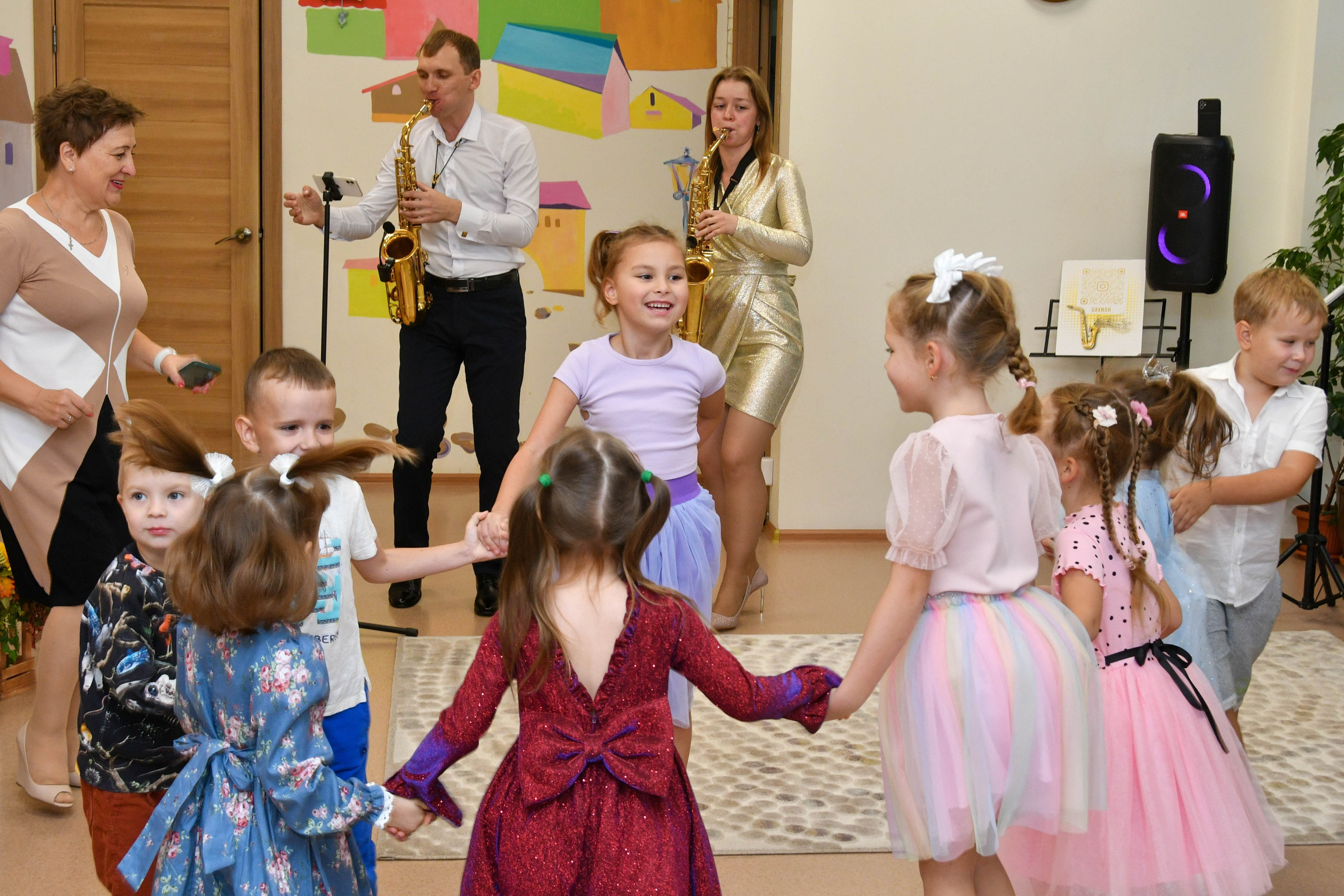 2023 г. День дошкольного работника и прогулка. Репортажный и детский фотограф в Новосибирске