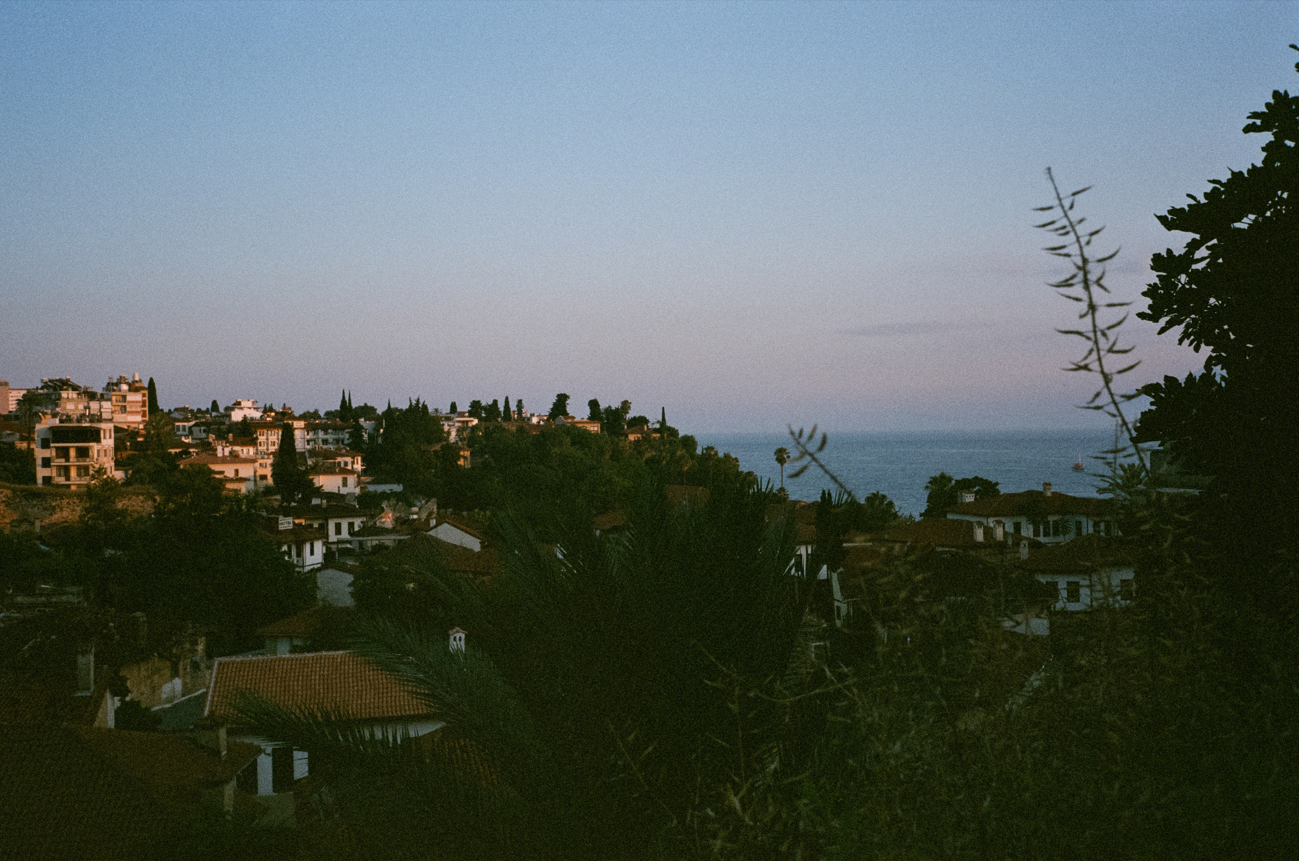 Аллея зонтиков и ночная Марина старого города. Фотограф-документалист Мария Осокина