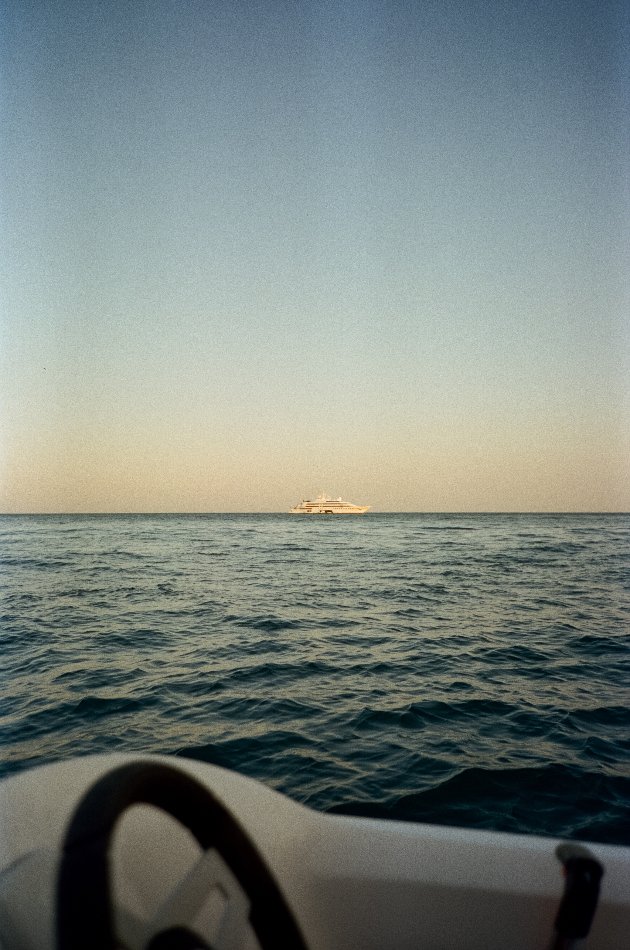 Прогулка на катере до порта Калеичи и обратно к бару Calypso. Закат. Фотограф-документалист Мария Осокина