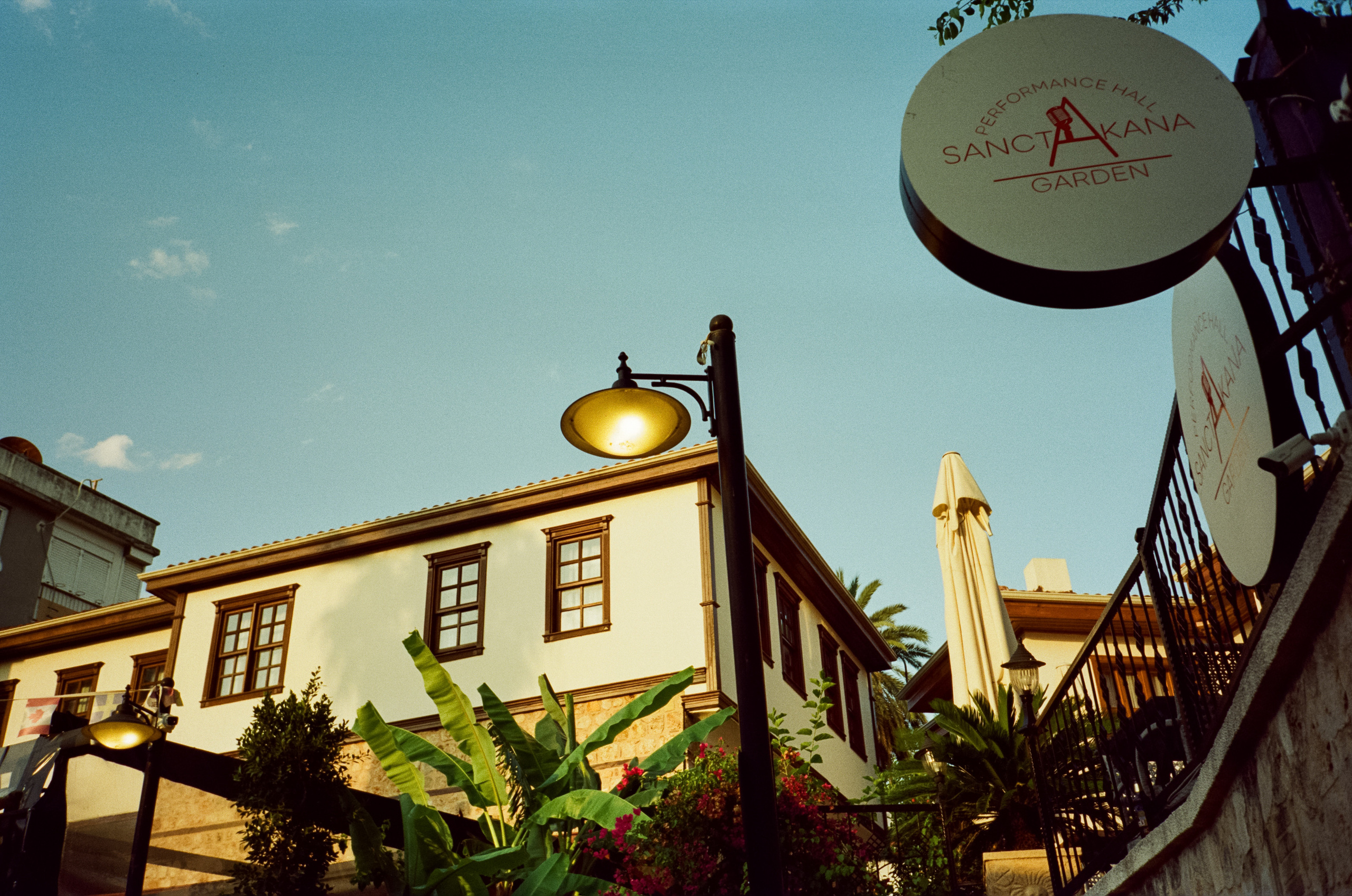 Атмосфера старого города, улочки и кафе Калеичи. Фотограф-документалист Мария Осокина