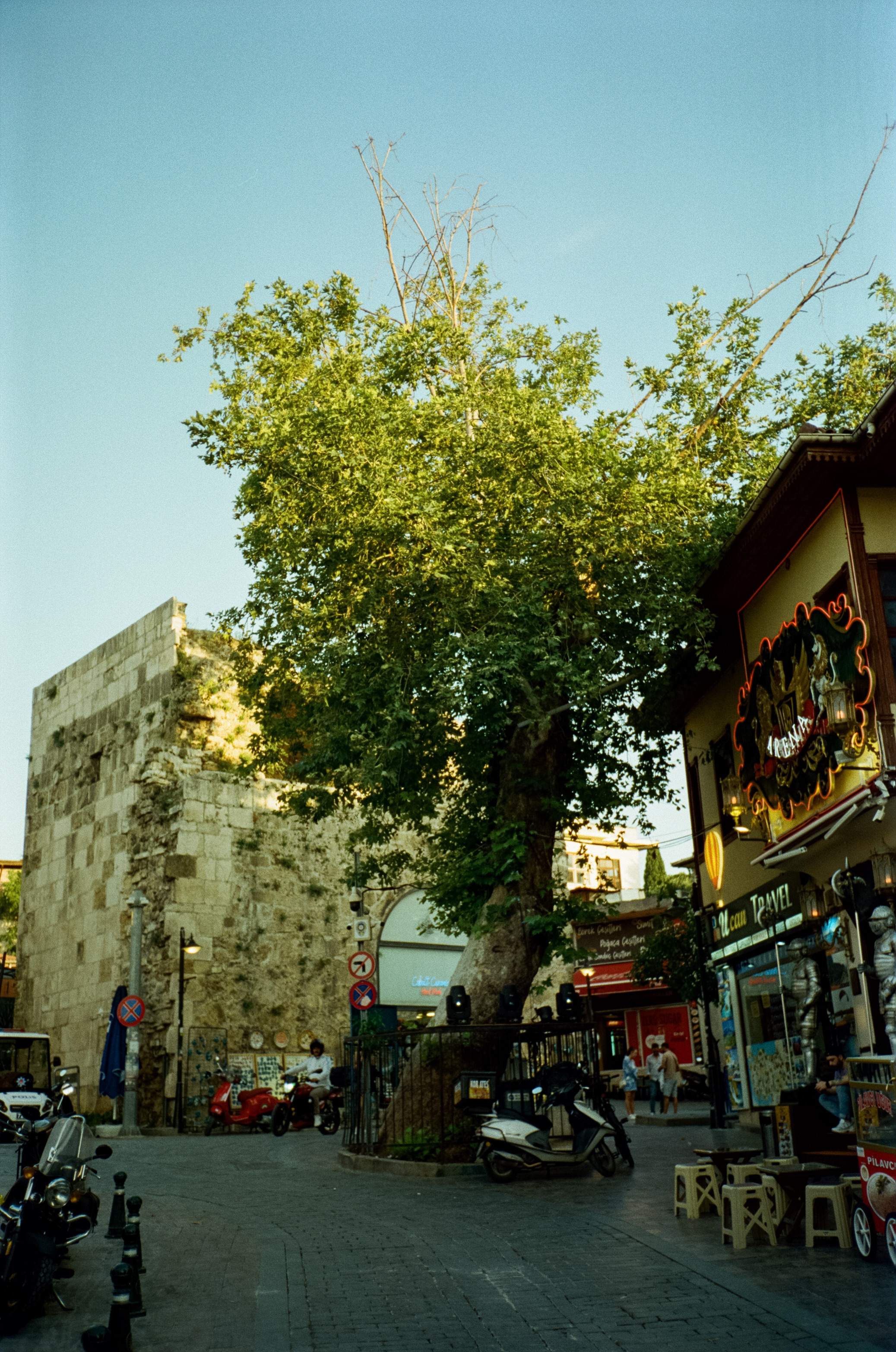 Атмосфера старого города, улочки и кафе Калеичи. Фотограф-документалист Мария Осокина